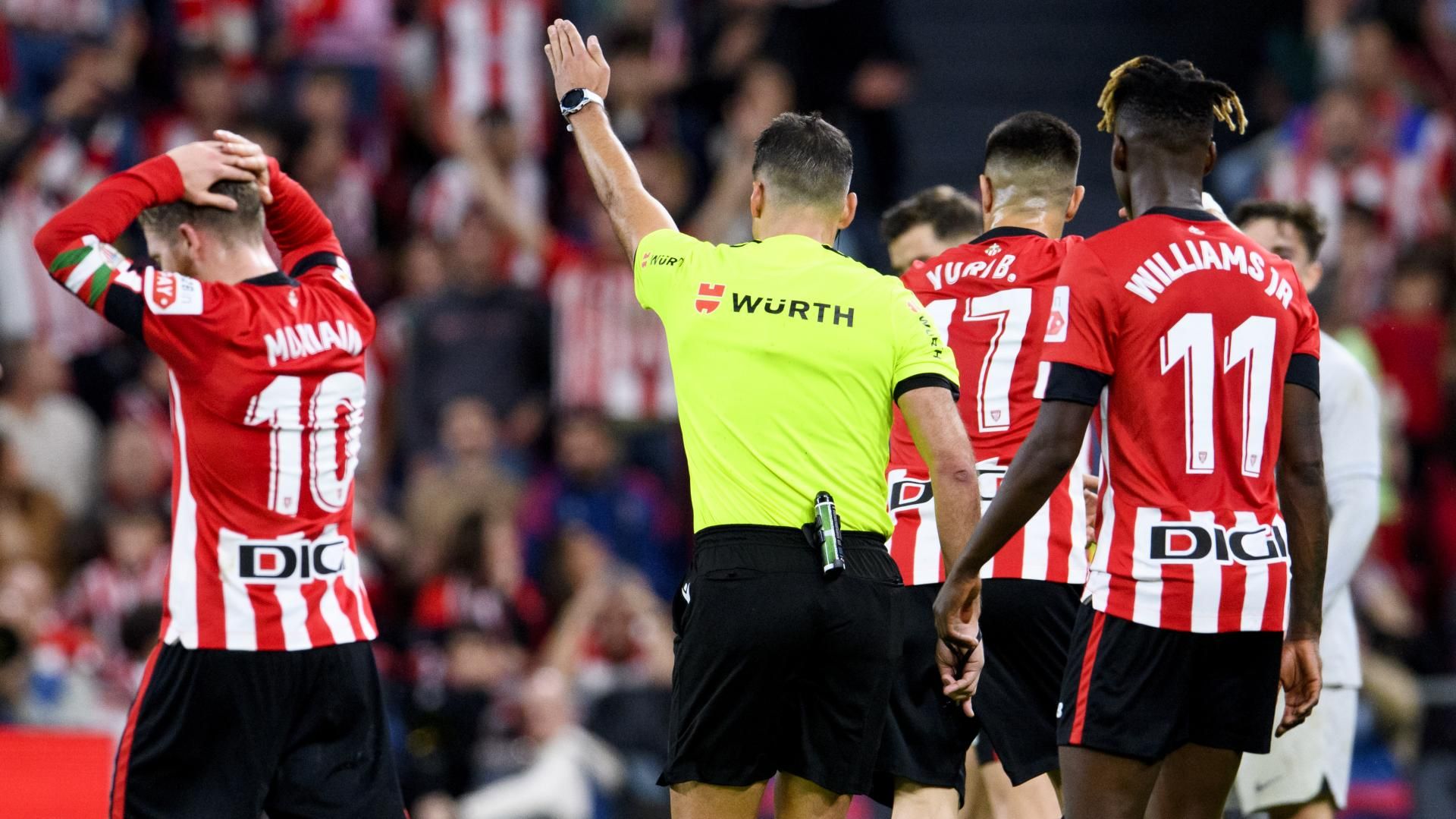  Gil Manzano, en el partido ante el Barça en San Mamés.