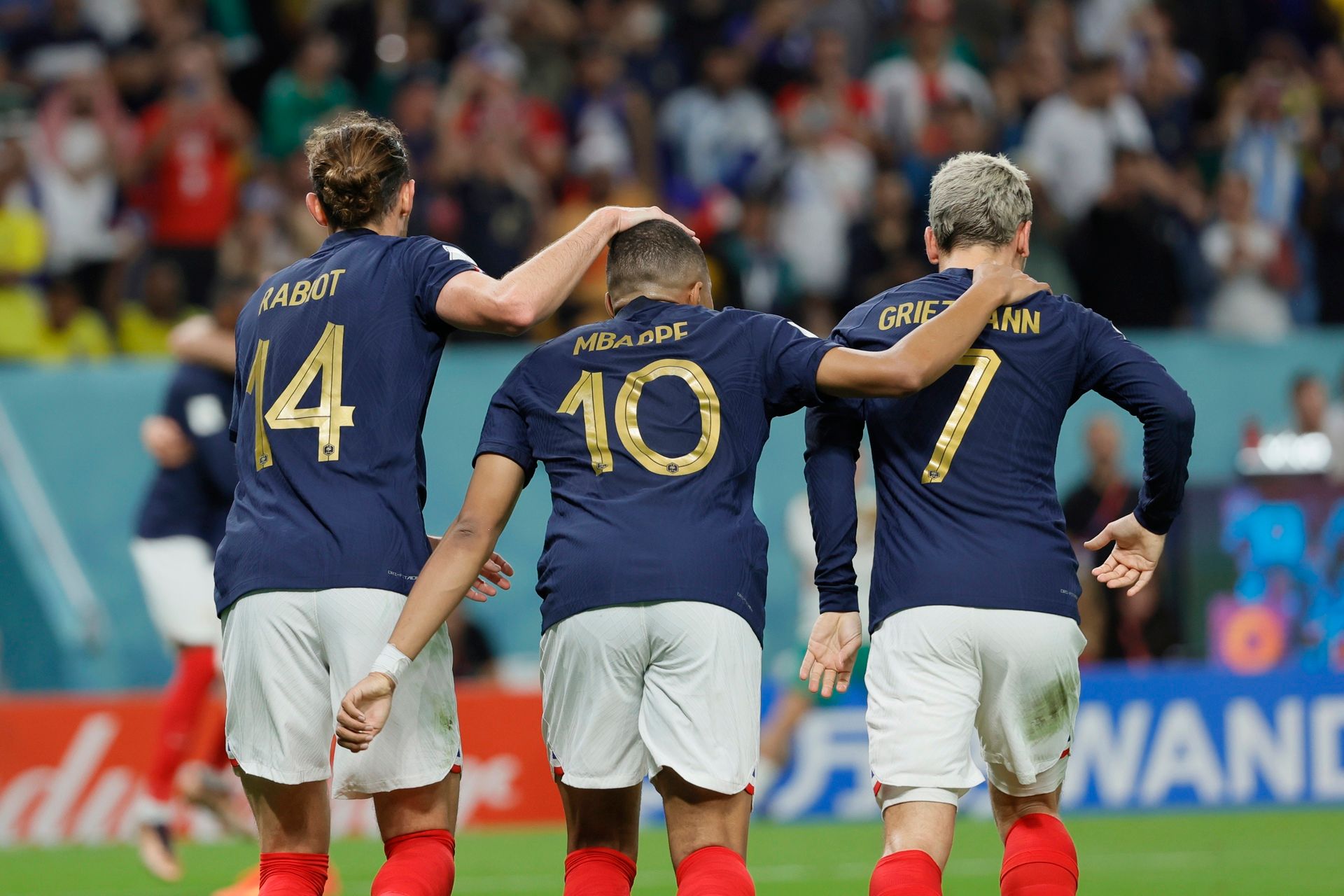  Giroud, Mbappé y Griezmann celebran uno de los goles (FOTO: EFE).