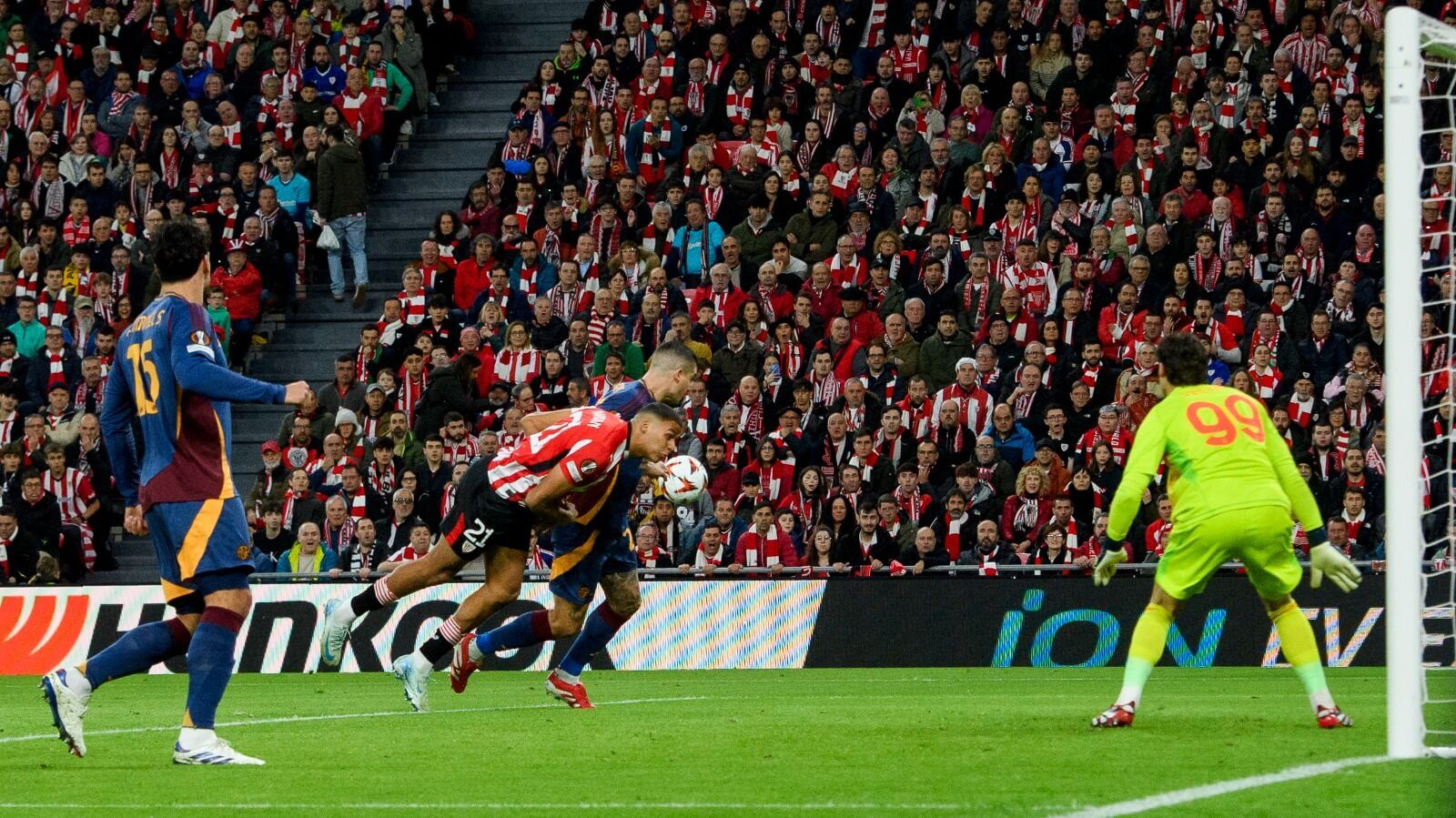 Maroan Sannadi remata ante la Roma en San Mamés.