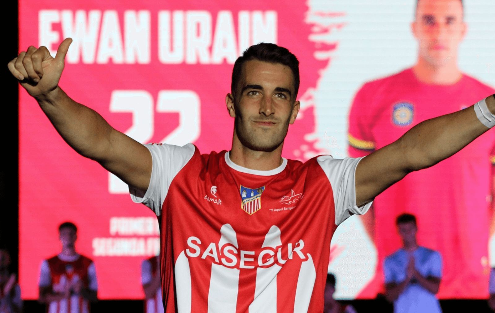  Ewan Urain posa con la camiseta del Navalcarnero.