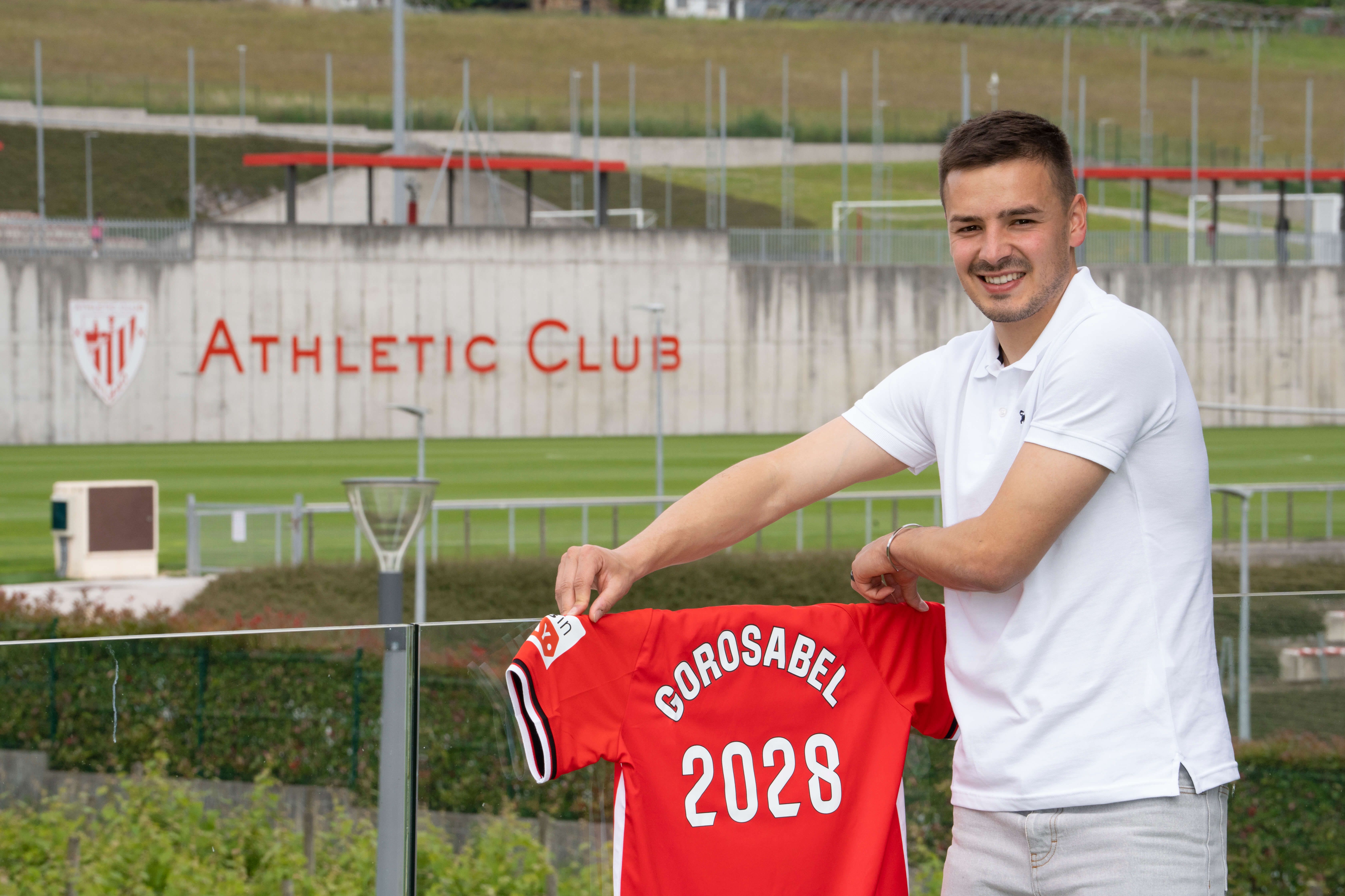  El lateral de Arrasate Andoni Gorosabel se presenta con la camiseta del Athletic Club en las instalaciones de Lezama.