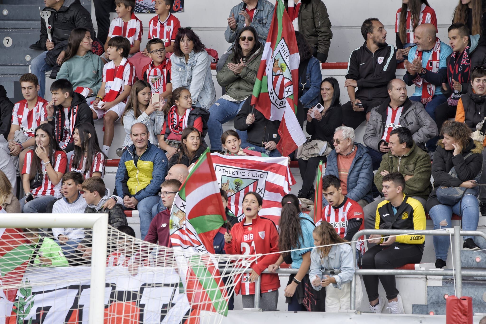  La grada, en el derbi femenino Athletic Club-Real en Lezama.