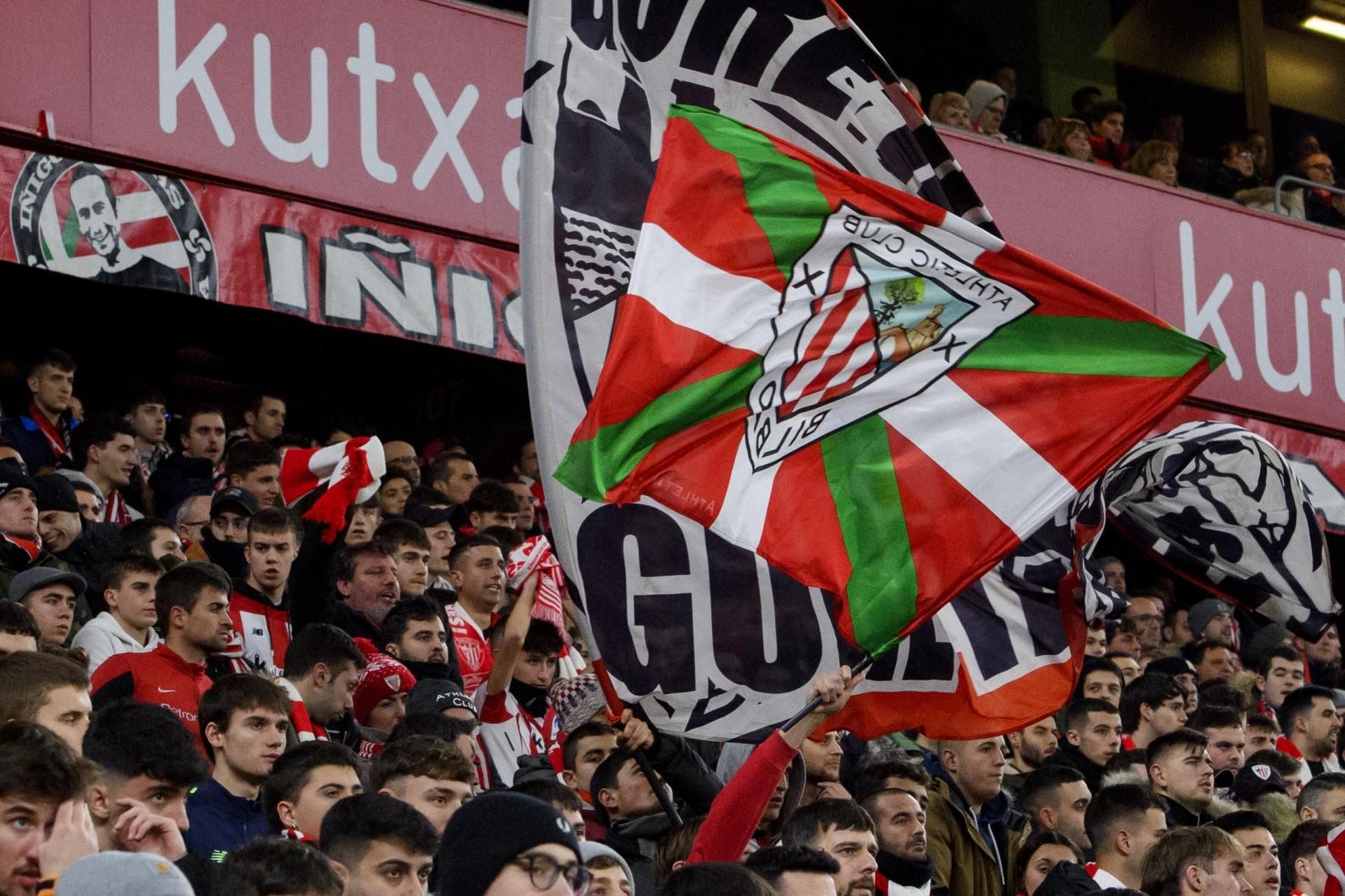  La grada popular de San Mamés ruge en un partido de Copa.
