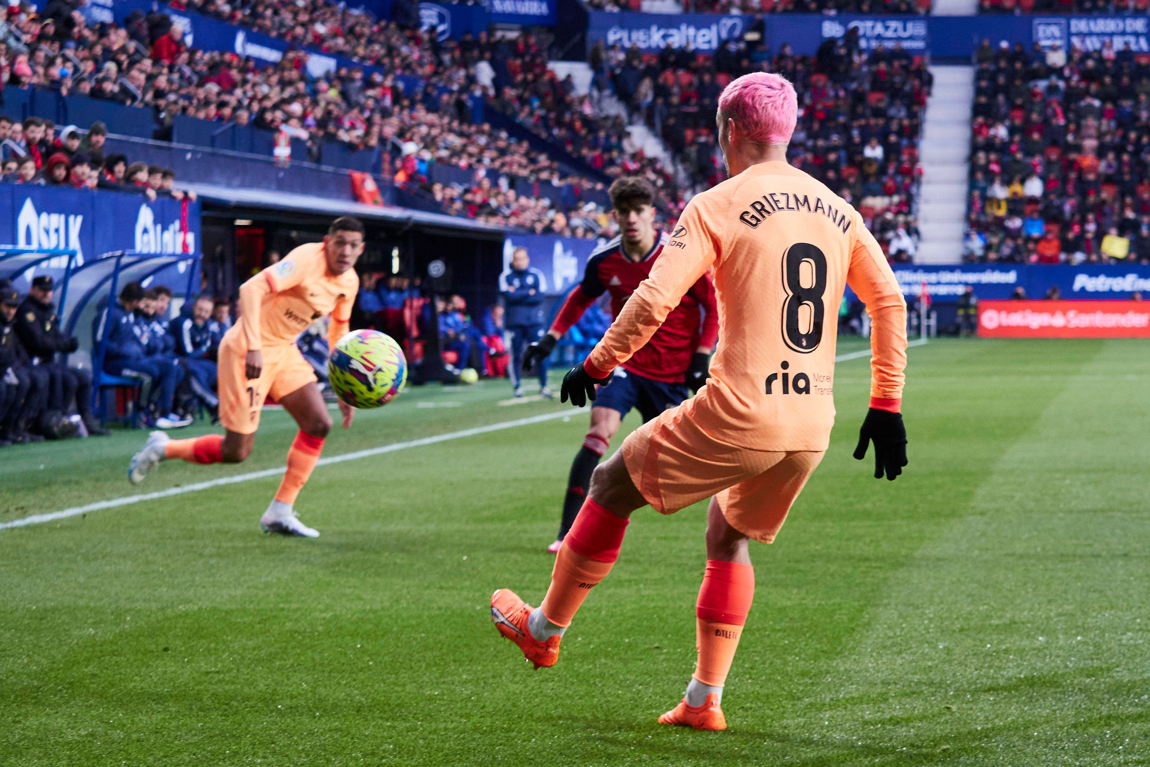 Griezmann controla un balón en El Sadar.