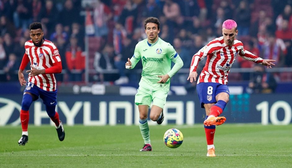 Griezmann golpea el balón en el Atlético de Madrid-Getafe.