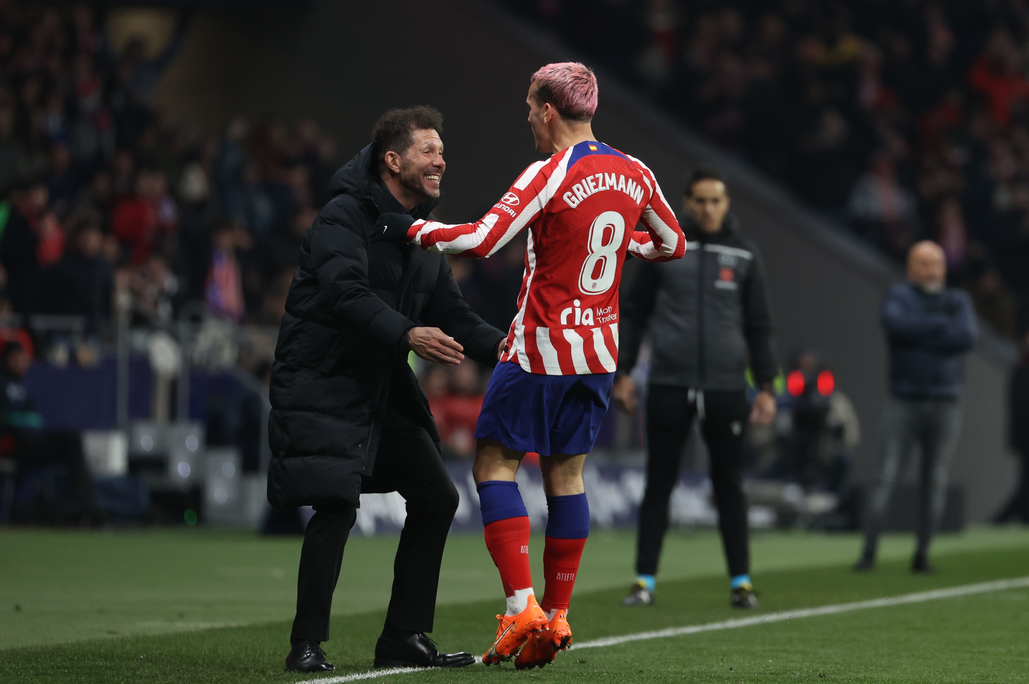 Griezmann se abraza a Simeone tras su gol al Sevilla.