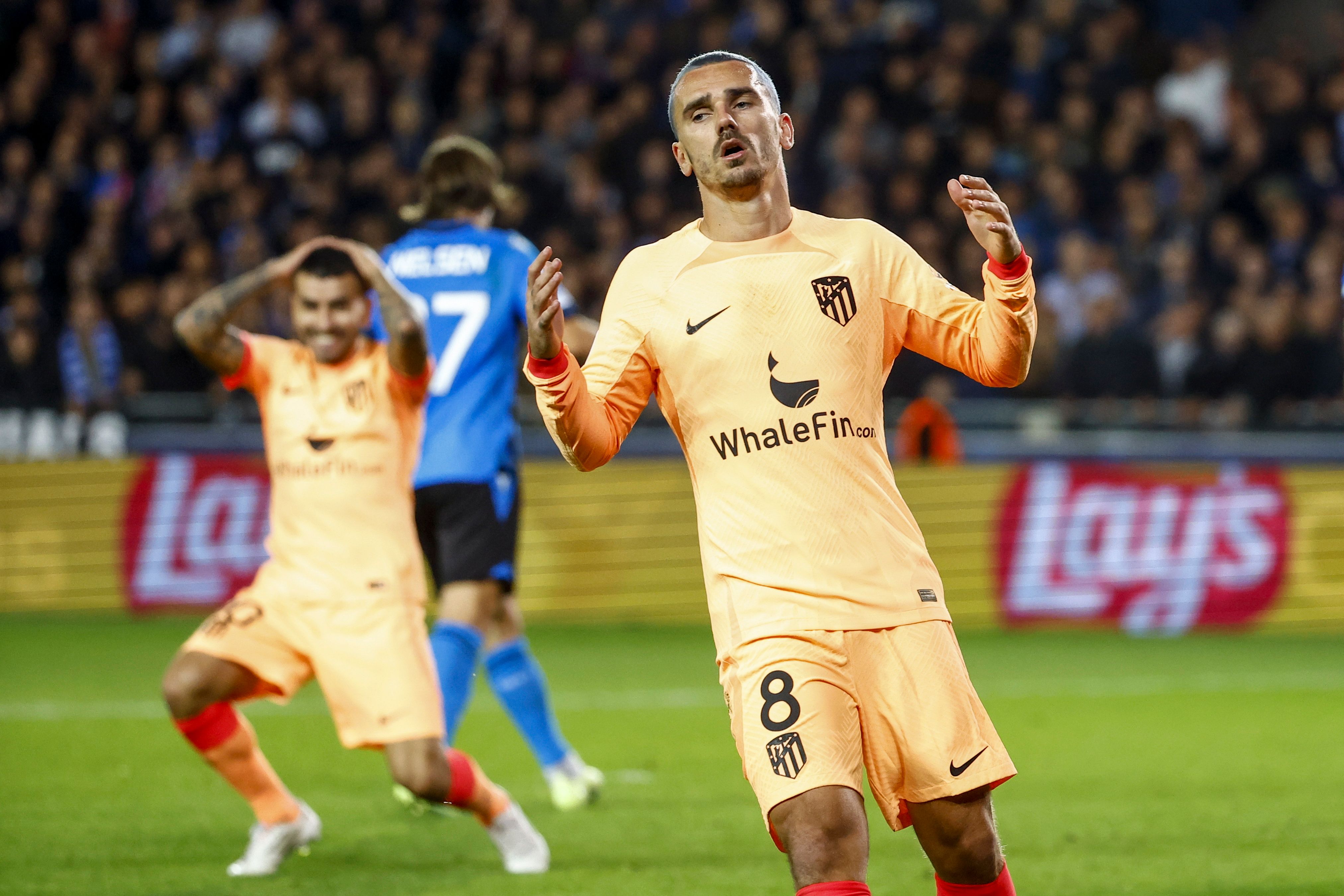  Griezmann y Correa se lamentan de una ocasión del Atlético de Madrid en Brujas.