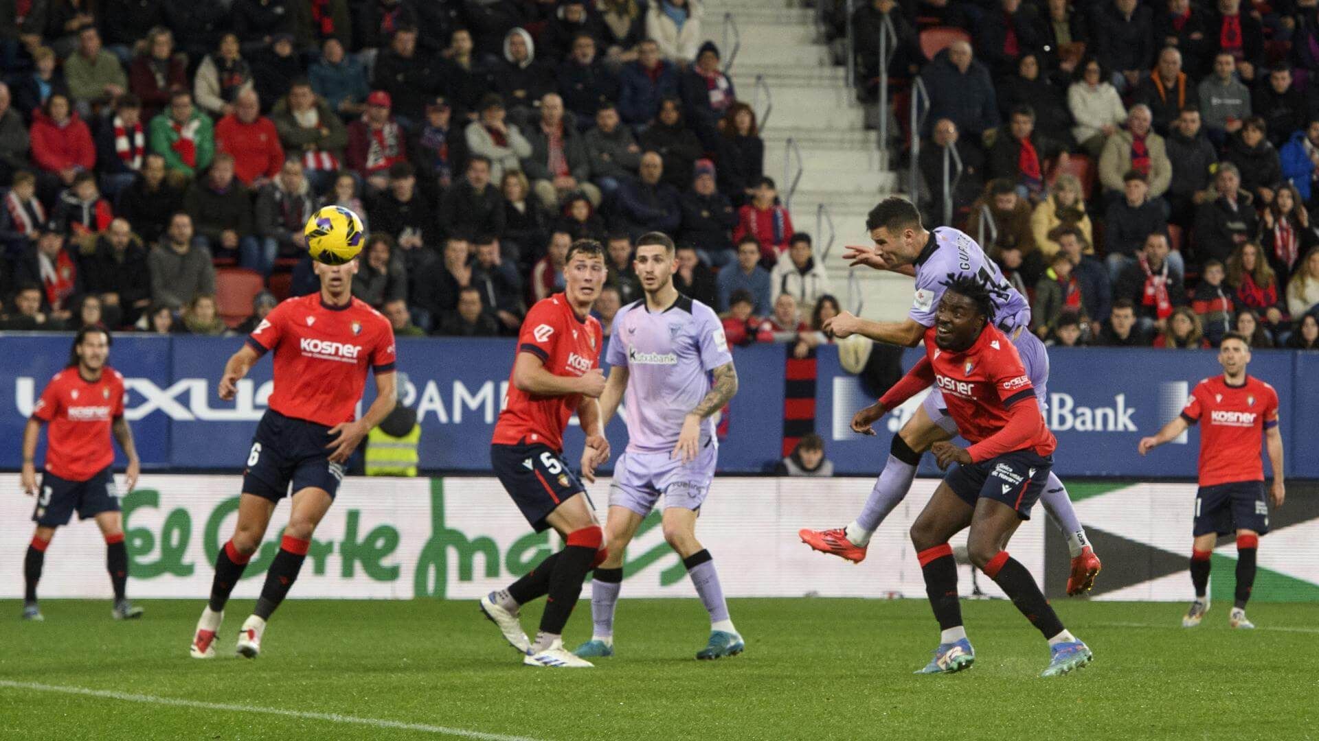  Golazo de cabeza de Gorka Guruzeta ante el CA Osasuna en El Sadar.