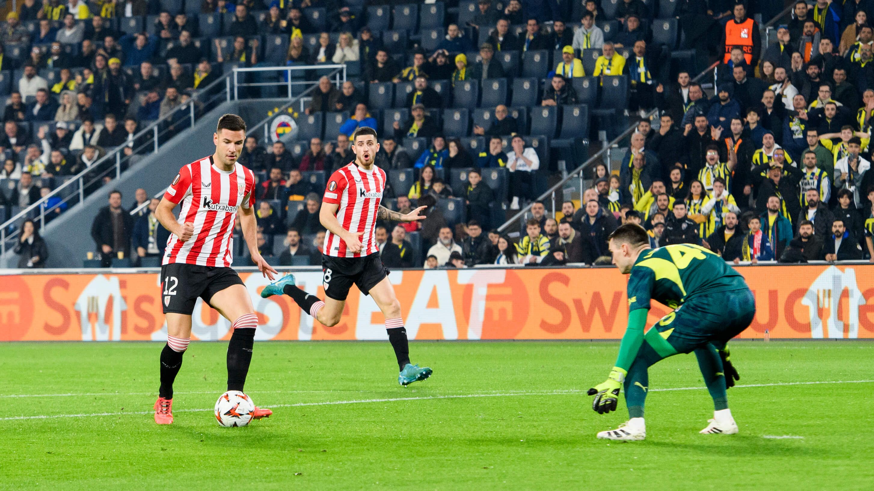  Llegada de Gorka Guruzeta ante el portero del Fenerbahçe en Estambul.