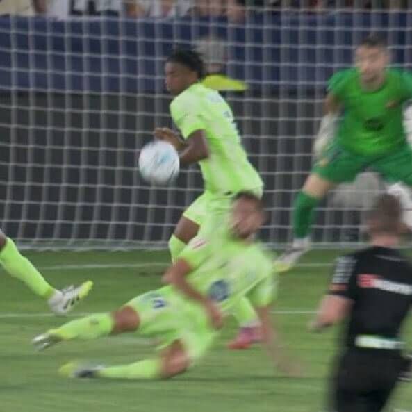 La mano de Alejandro Balde ante el Levante (Movistar+)