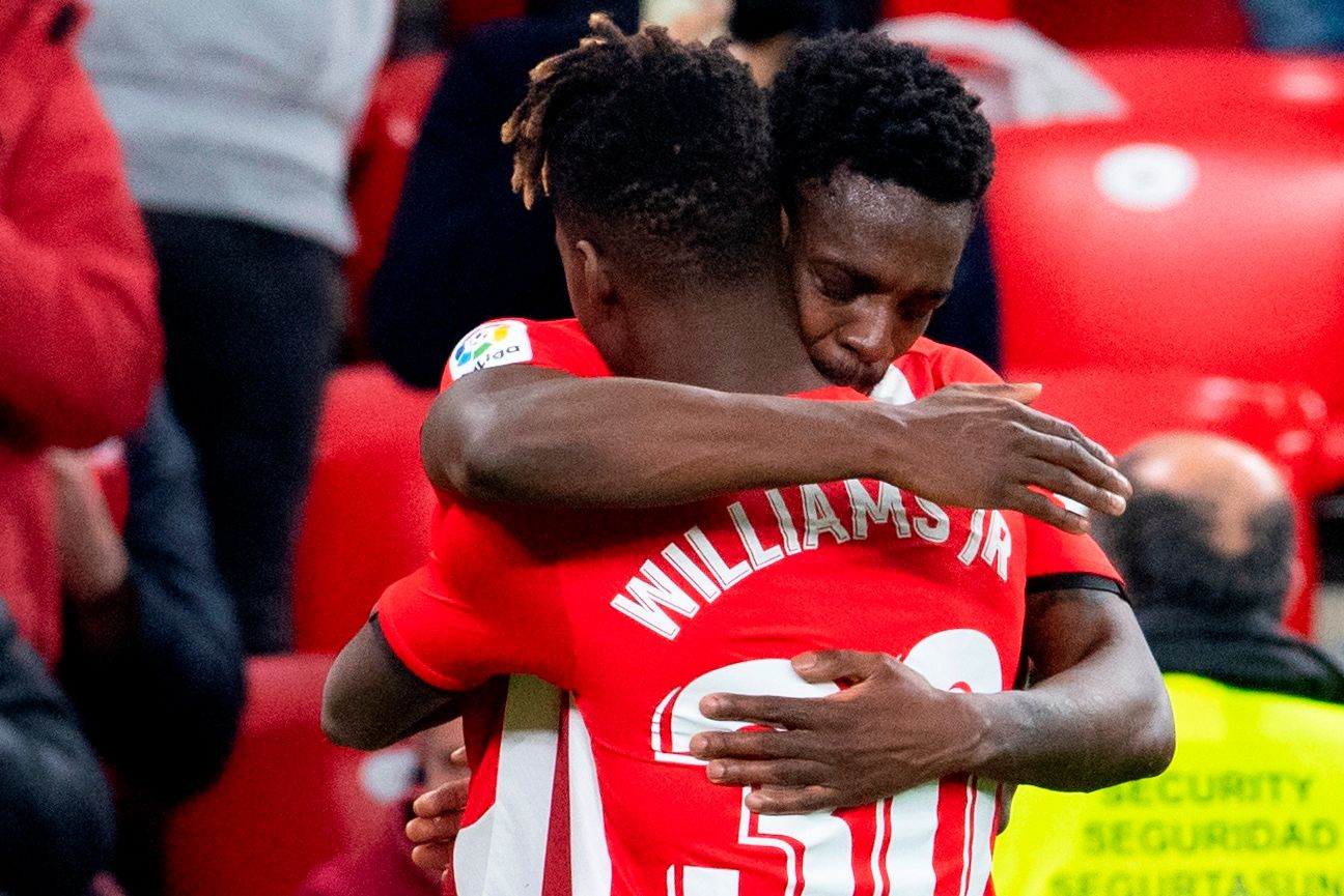  Abrazo de los hermanos Iñaki y Nico Williams, ante el Levante en San Mamés.