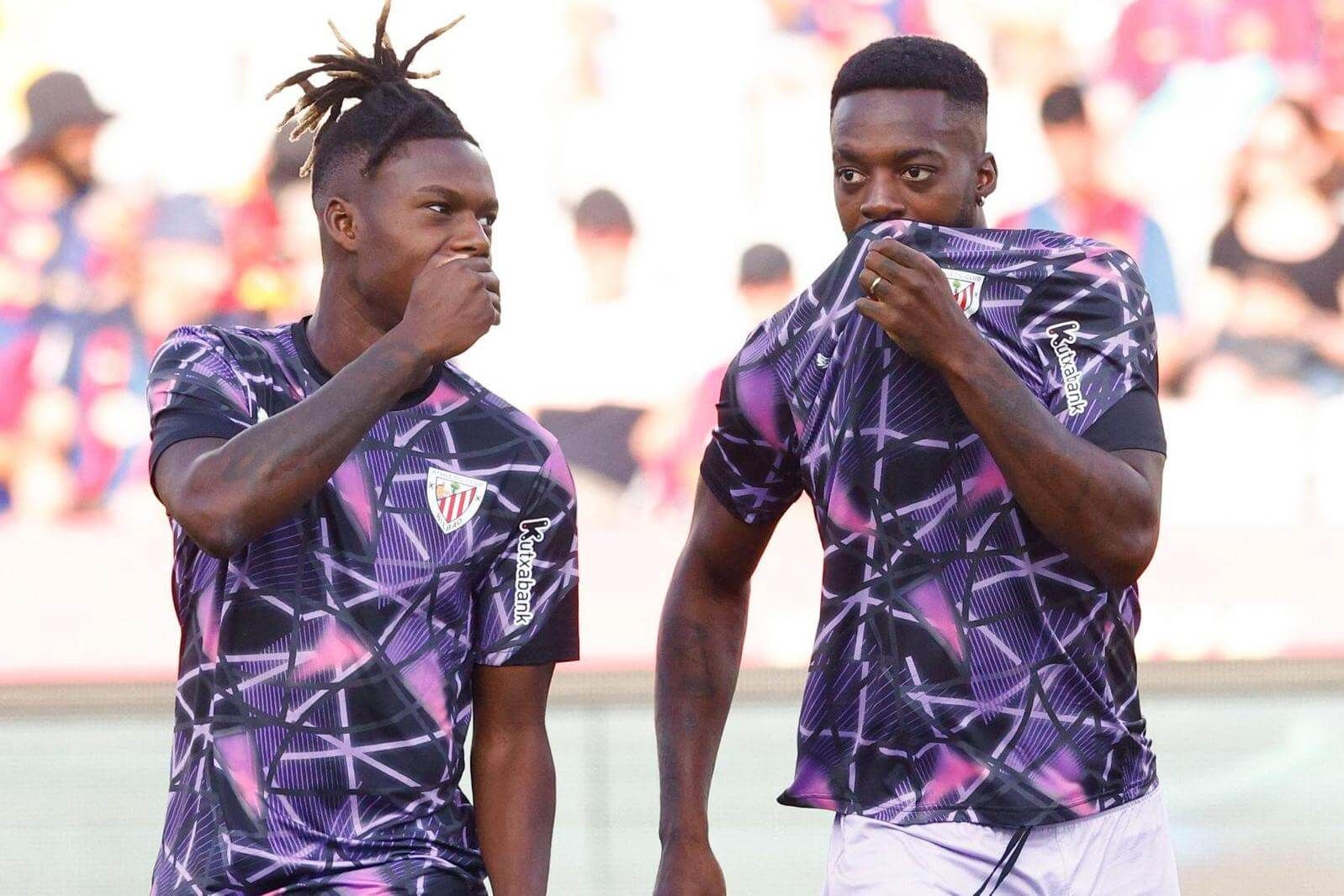 Los hermanos Nico e Iñaki Williams hablan en secreto.