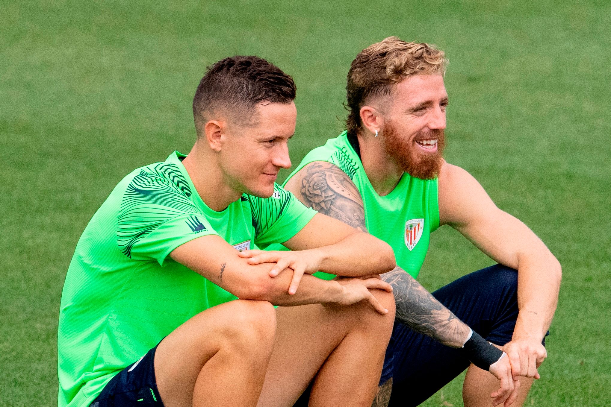 Ander Herrera sentado en Lezama junto con Iker Muniain.
