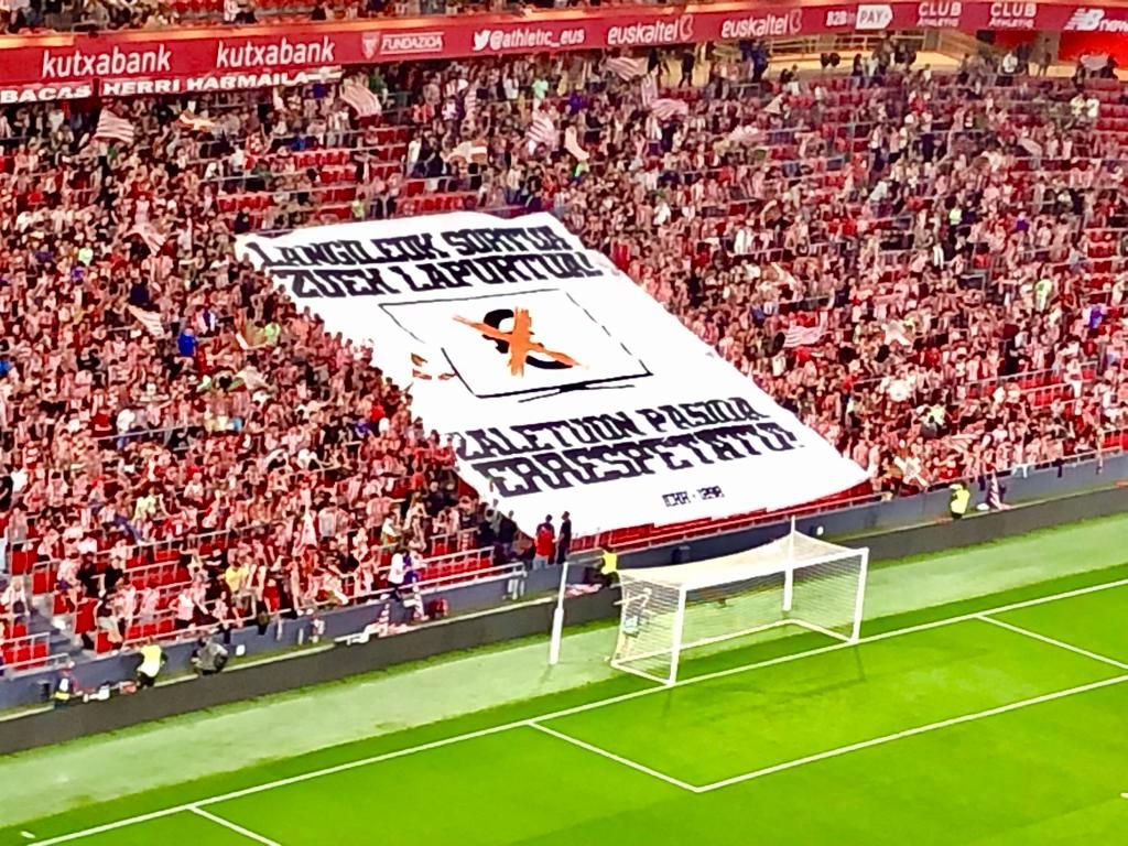  Protesta contra los horarios, en el partido ante el Sevilla, con una pancarta y pitos en la grada de San Mamés.