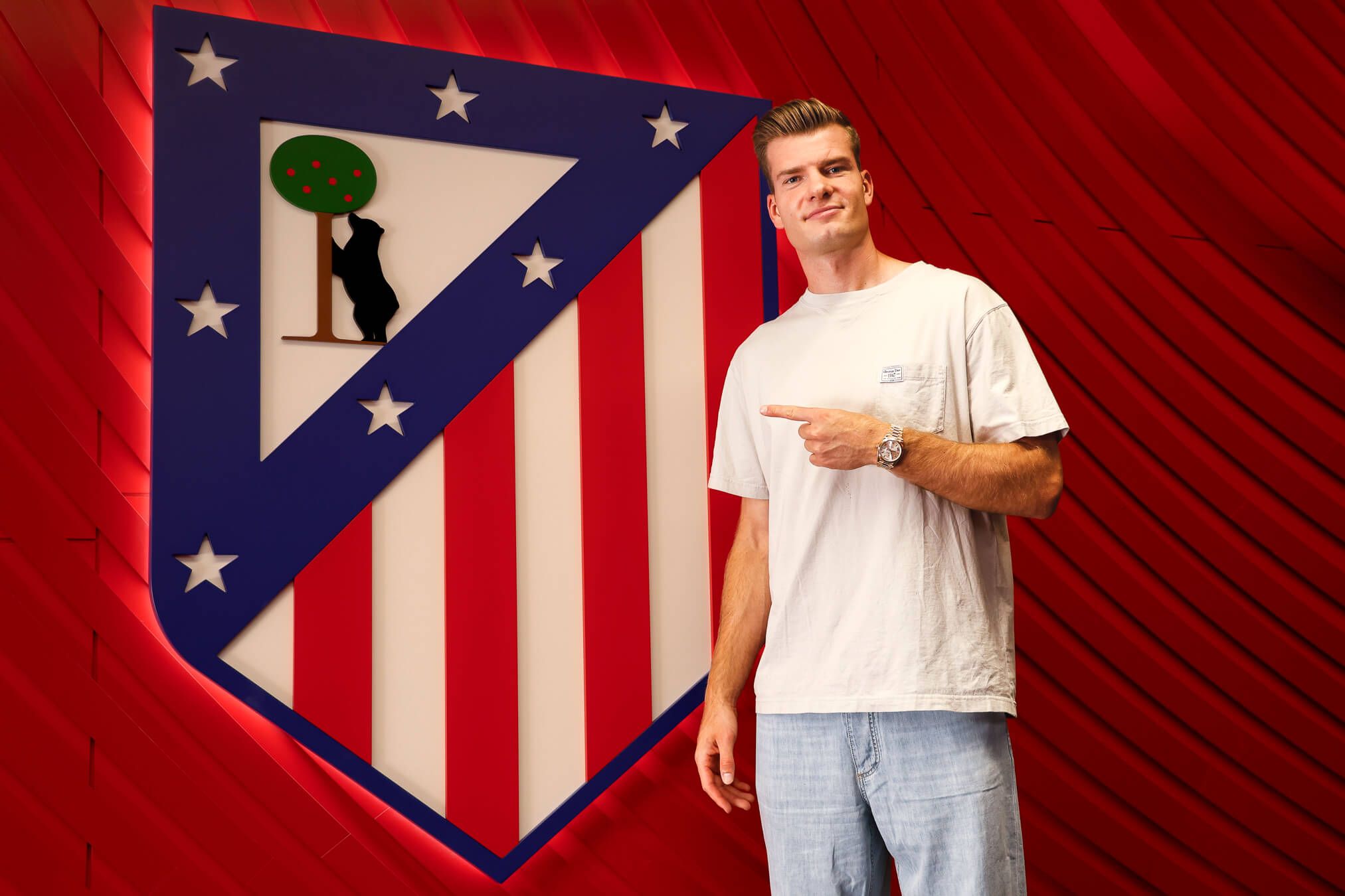 Alexander Sorloth, con el escudo del Atlético.