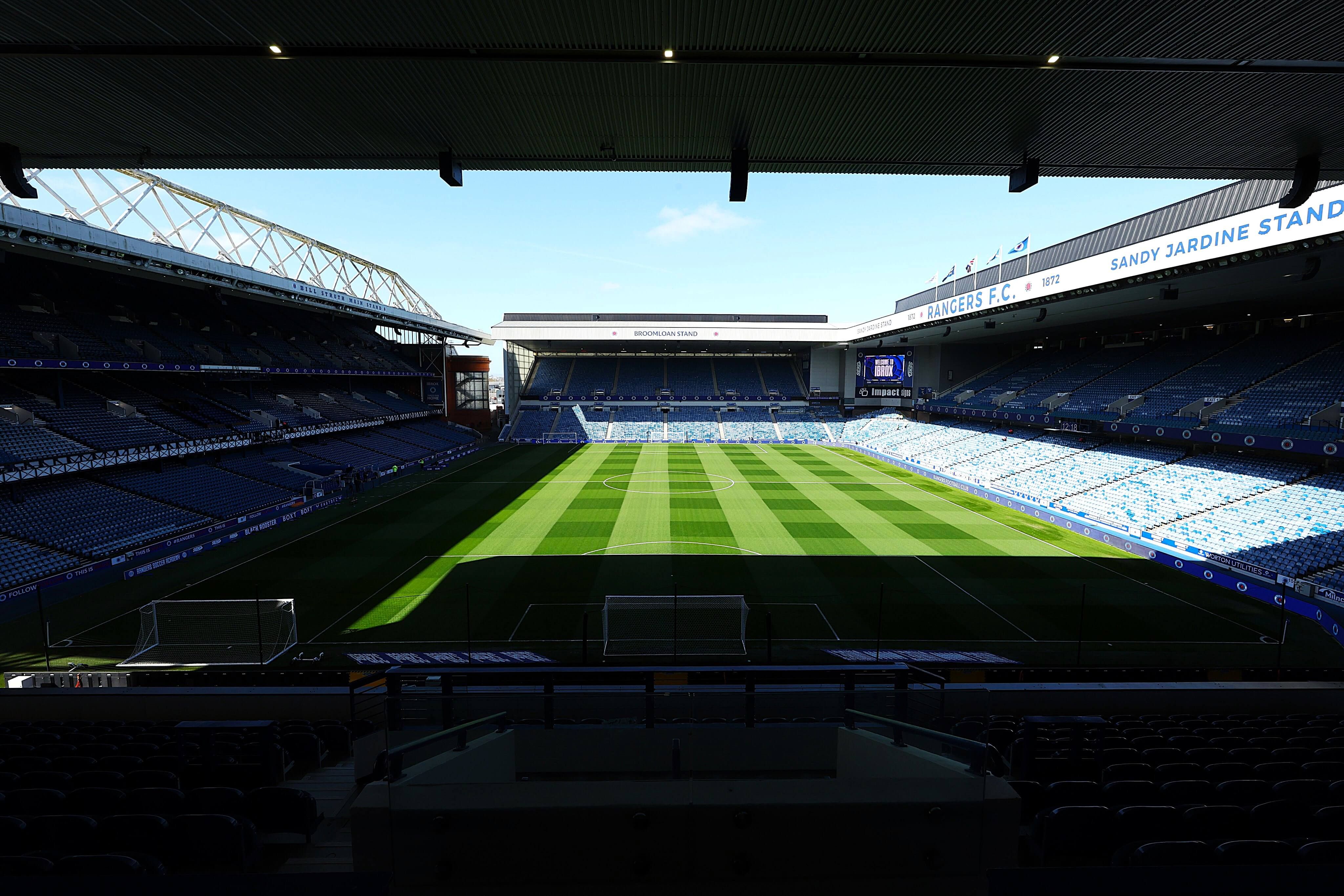  Ibrox Stadium, campo del Glasgow Rangers FC, tiene capacidad para 50.987 espectadores.