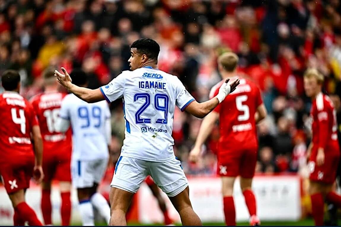  Hazam Igamane, del Rangers FC, protesta en el partido ante el Aberdeen en la liga escocesa.