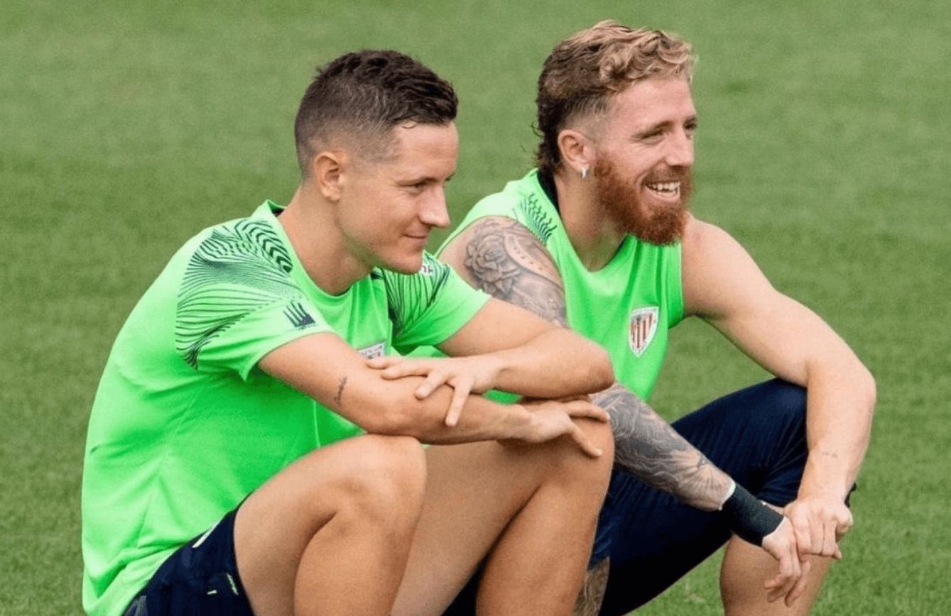 Iker Muniain y Ander Herrera sonríen durante un entrenamiento del Athletic.