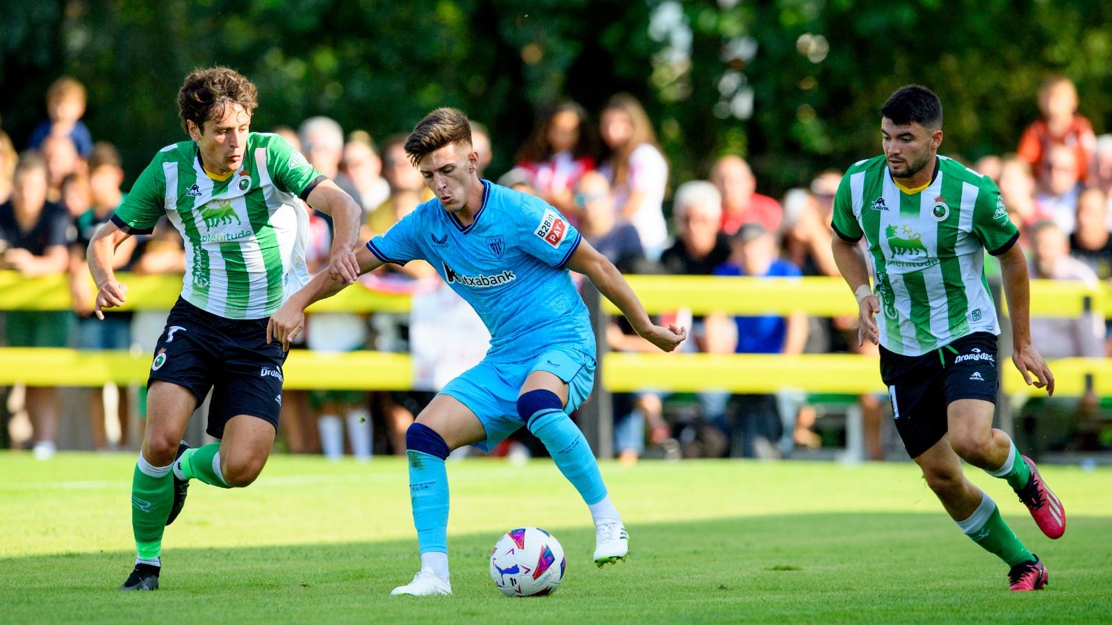 Imanol García de Albéniz, en acción ante el Racing de Santander.