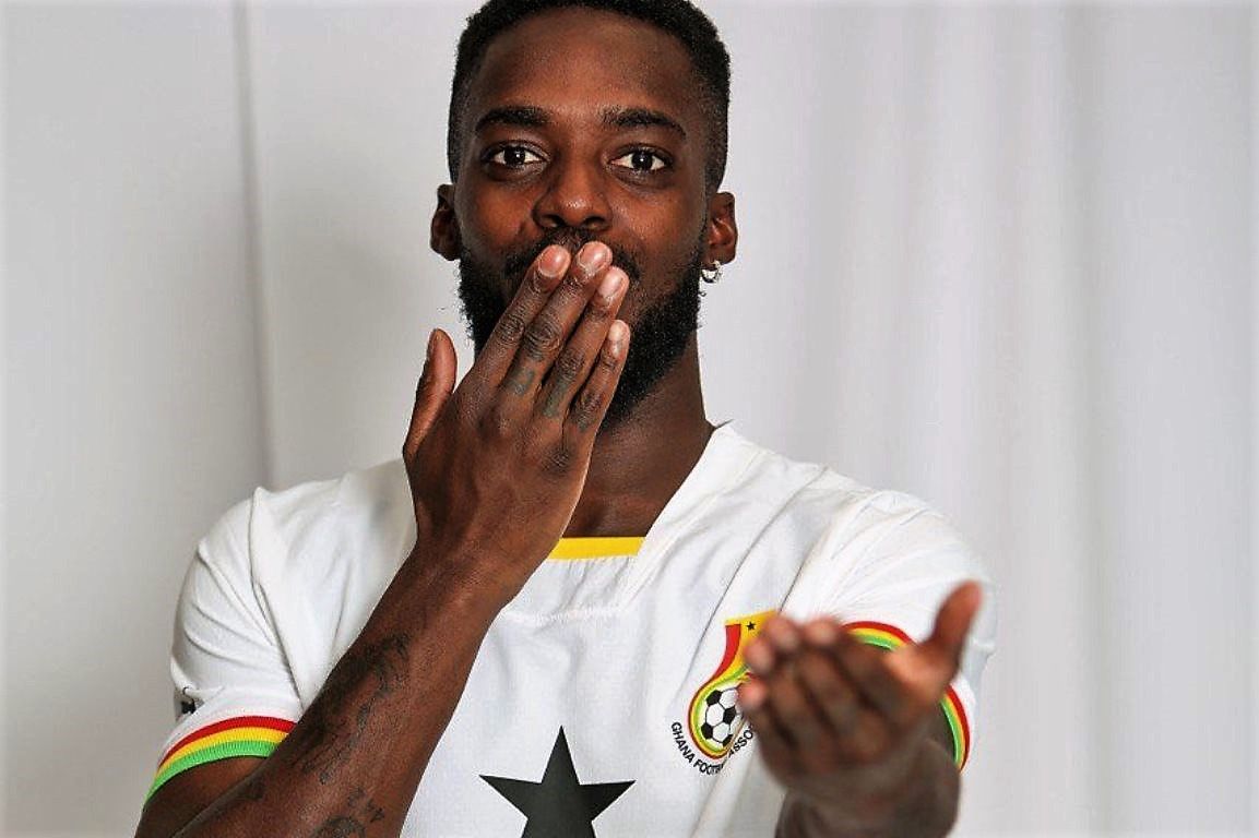  Hasta besos de Iñaki Williams, con el uniforme de la selección de Ghana.