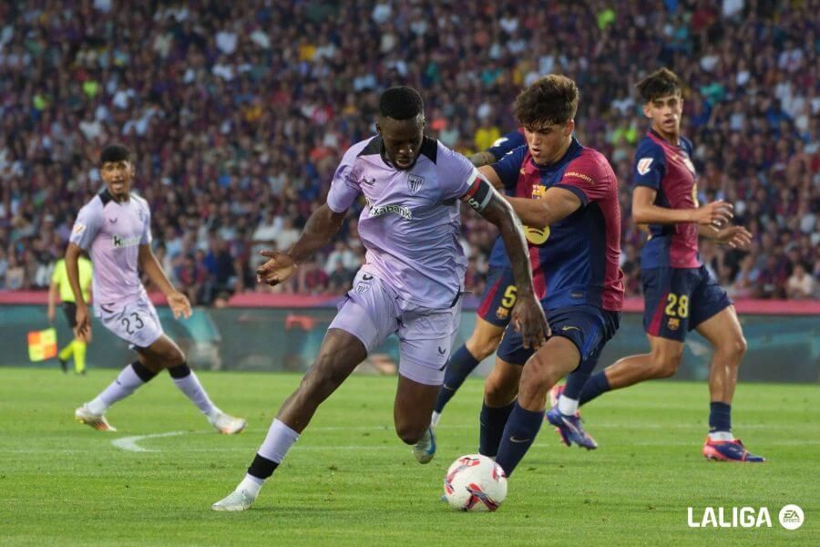  Iñaki Williams y Pau Cubarsí, durante un partido FC Barcelona - Athletic Club en el Camp Nou.
