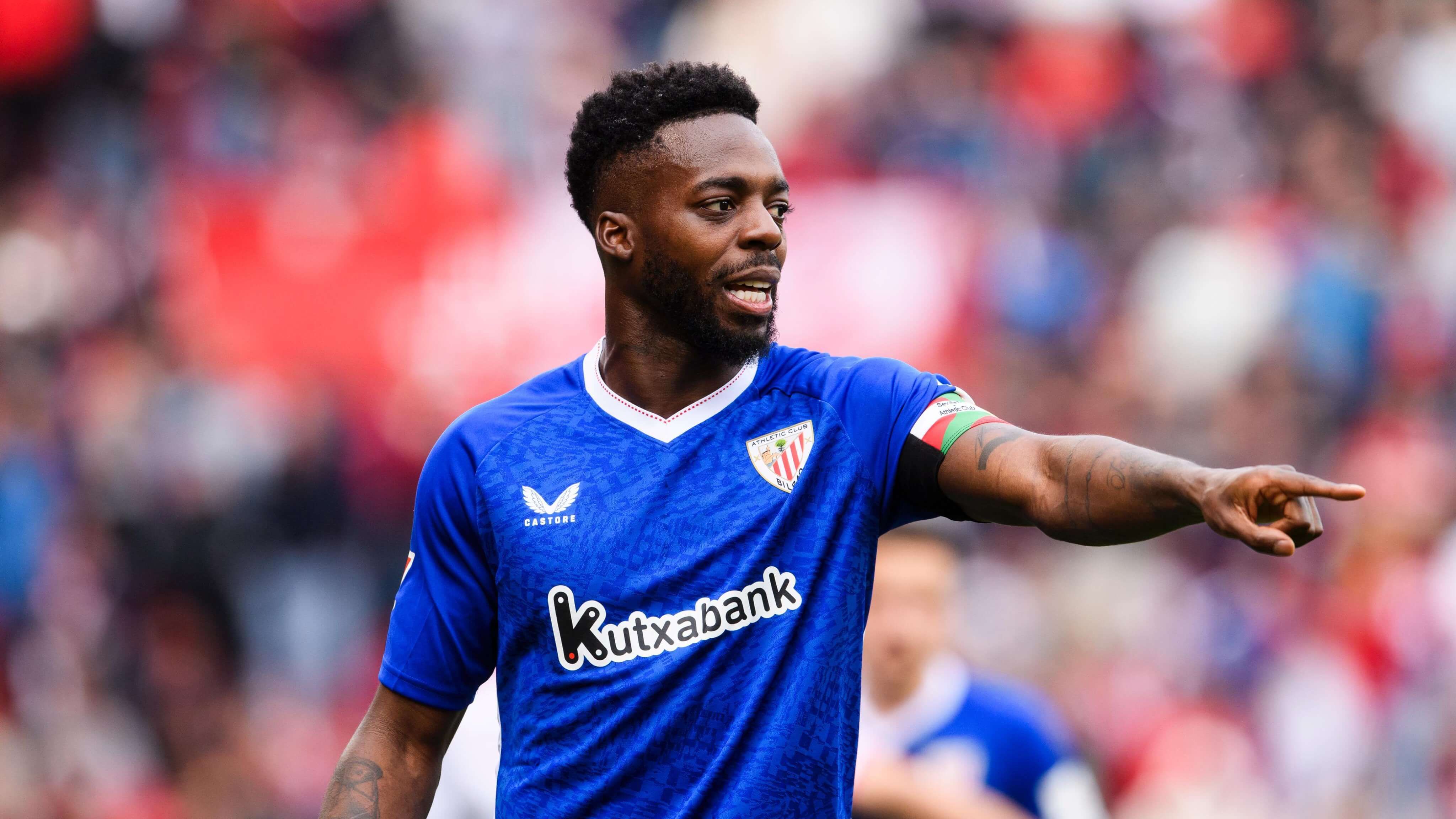  El capitán Iñaki Willliams ordena ante el Sevilla FC en el Sánchez-Pizjuán.