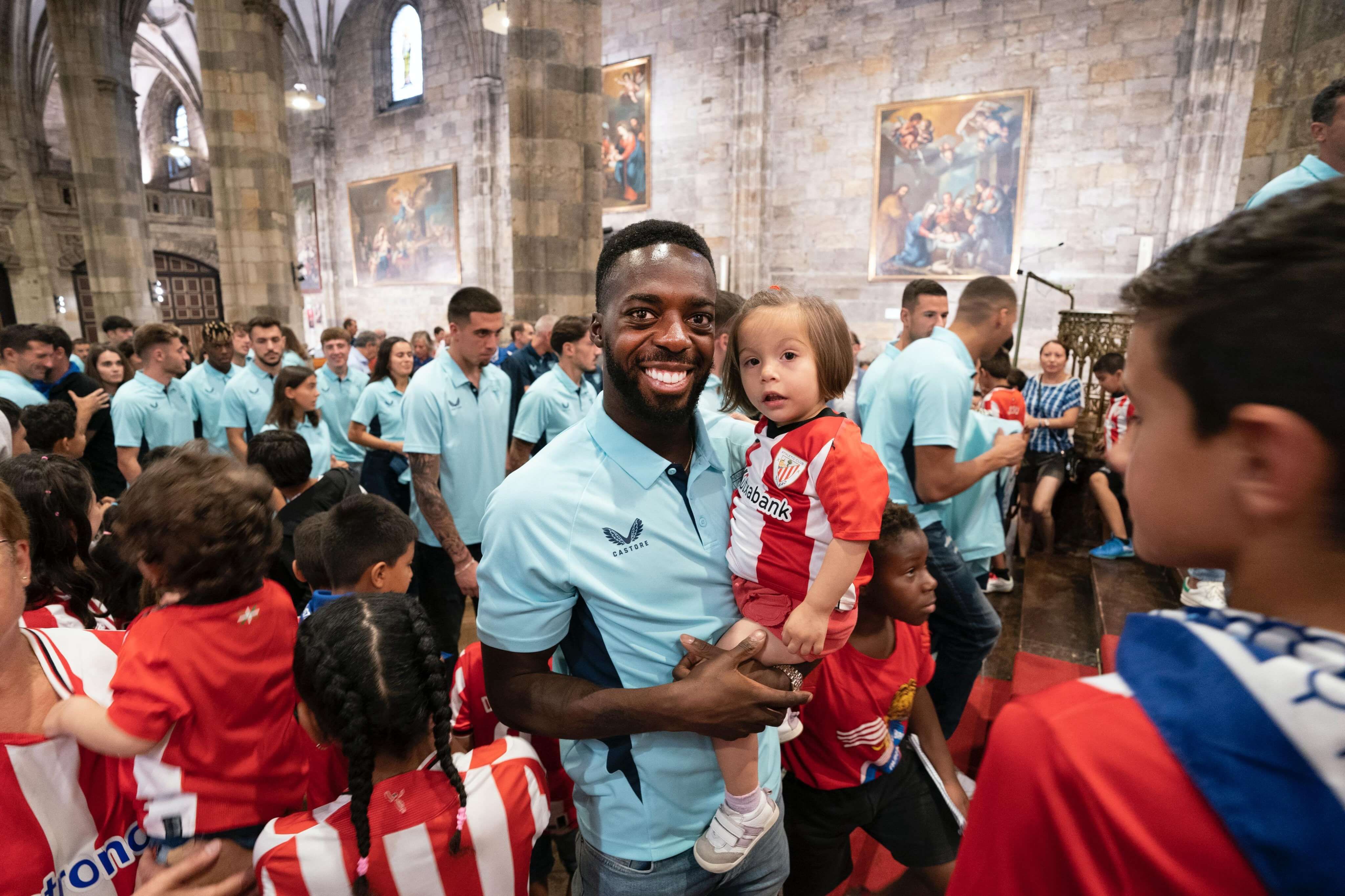 El capitán Iñaki Williams atiende a los peques en la Basílica de Begoña.