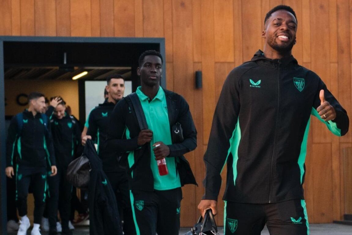 Iñaki Williams, optimista al ir al autobús del equipo en Lezama rumbo al avión para Bulgaria.