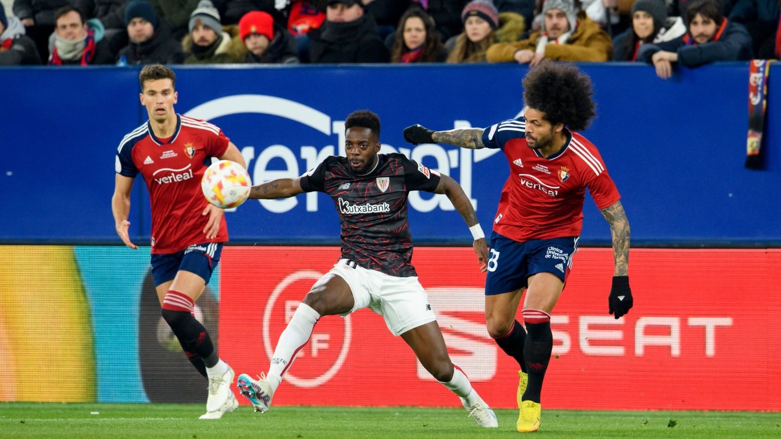  Disputa de Iñaki Williams con Aridane en la semifinal ante Osasuna de Copa.