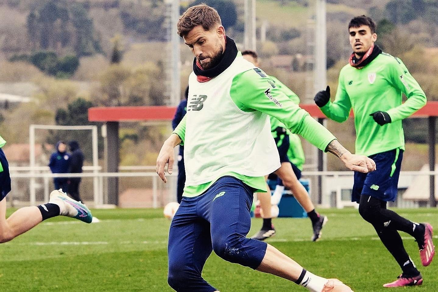 El defensa Iñigo Martínez se entrena en Lezama.