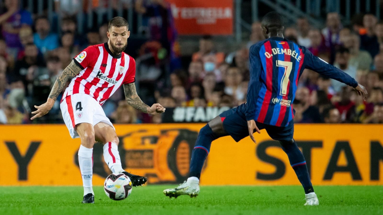  Iñigo Martínez la juega ante el francés Dembelé, del Barça, en el Camp Nou.