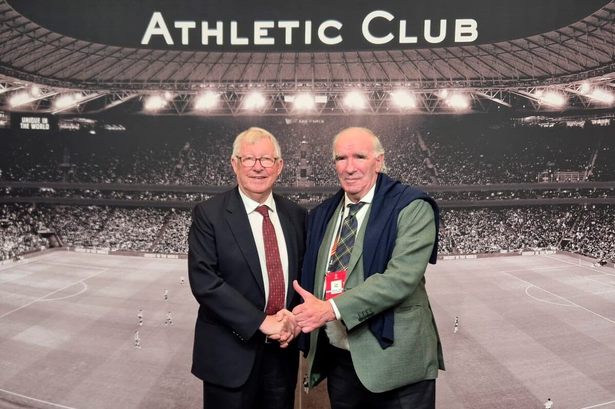  Sir Alex Ferguson e Iribar se saludan en el palco de San Mamés antes de la ida de semifinales ante el Manchester United.