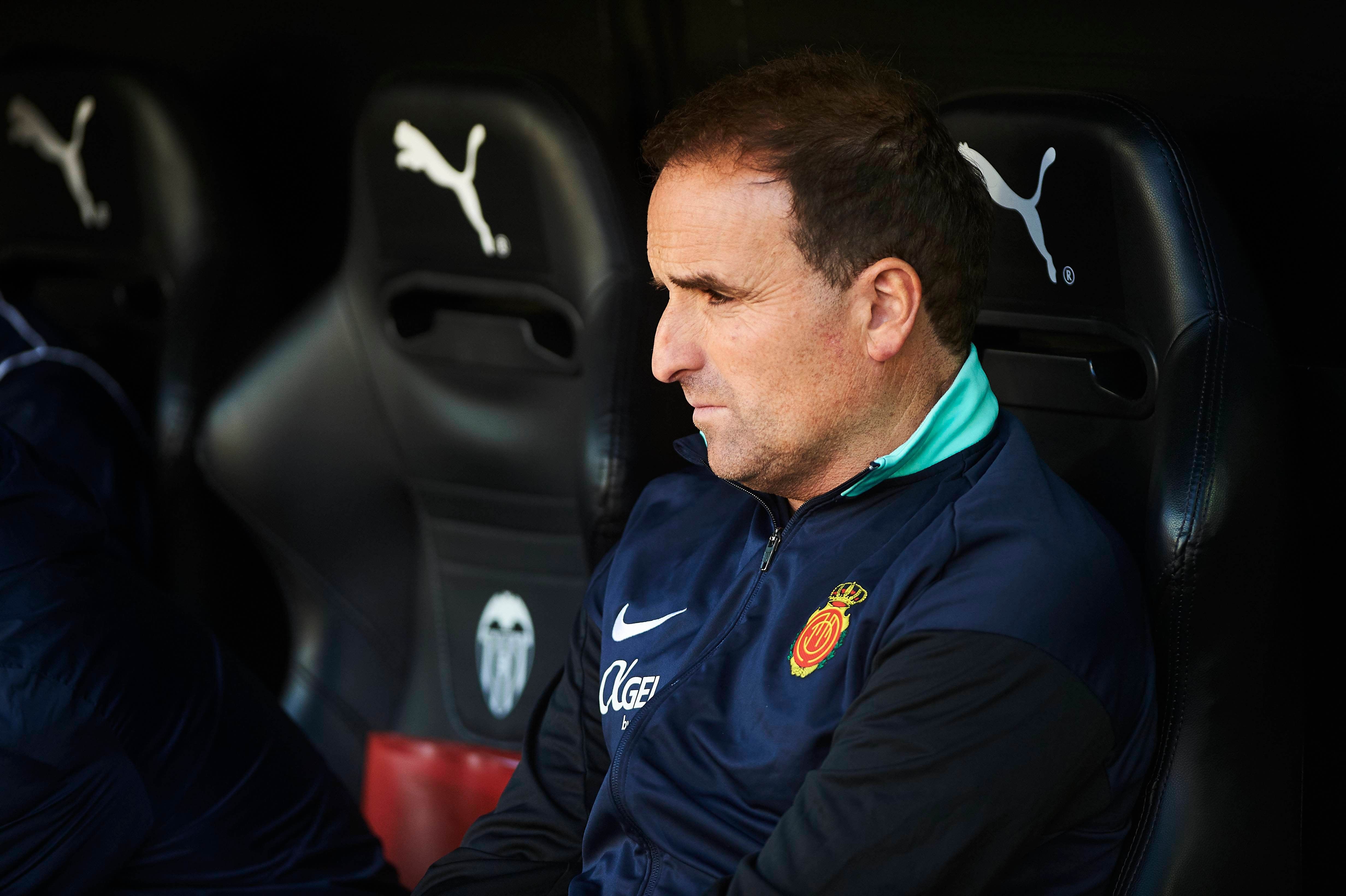  Jagoba Arrasate, en el banquillo antes del Valencia-Mallorca.