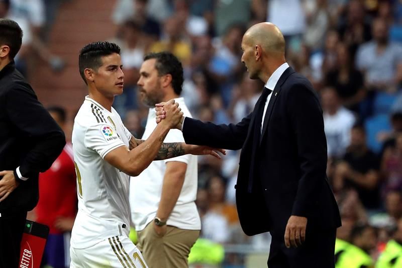  James Rodríguez se saluda con Zidane.