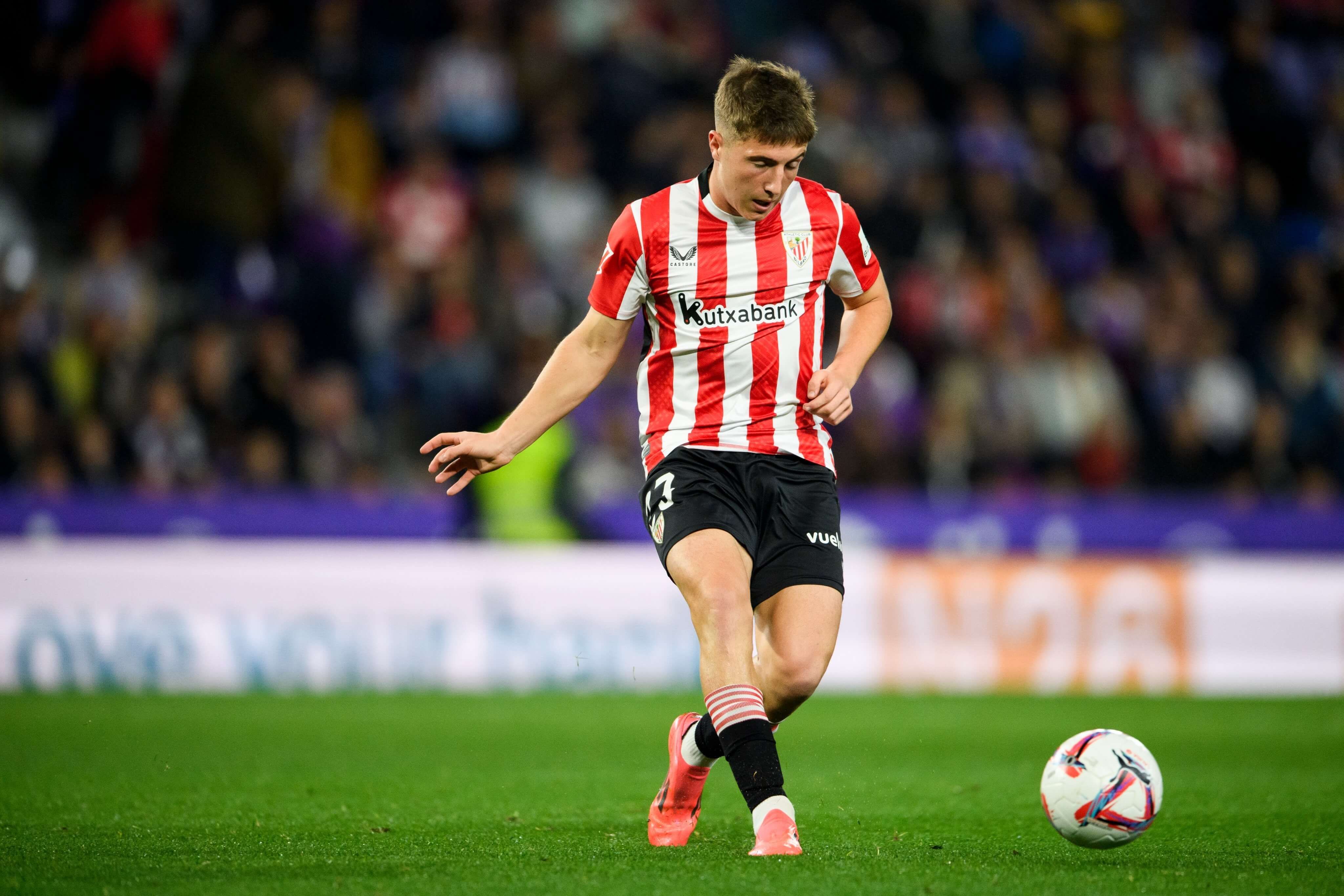  El bermeano Mikel Jauregizar la toca durante un partido.