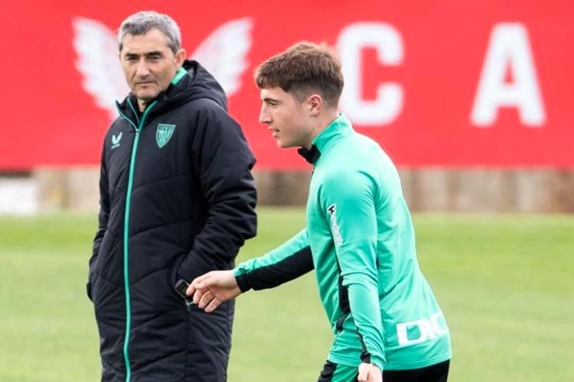  Ernesto Valverde observa entrenar a Mikel Jauregizar en Lezama.
