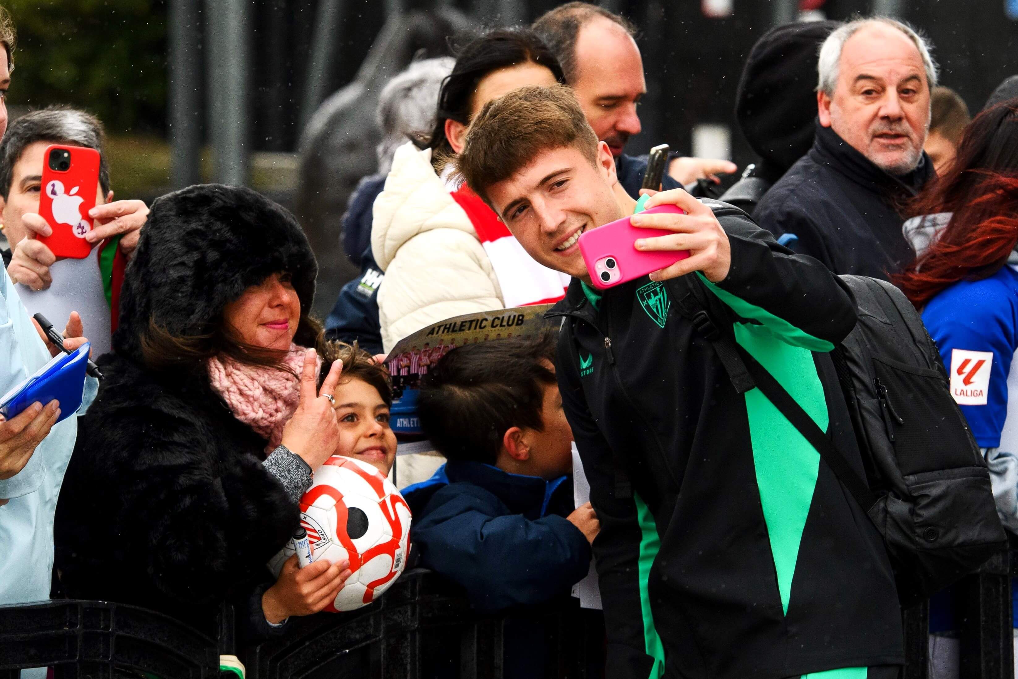  Mikel Jauregizar atiende a athleticzales en Madrid.