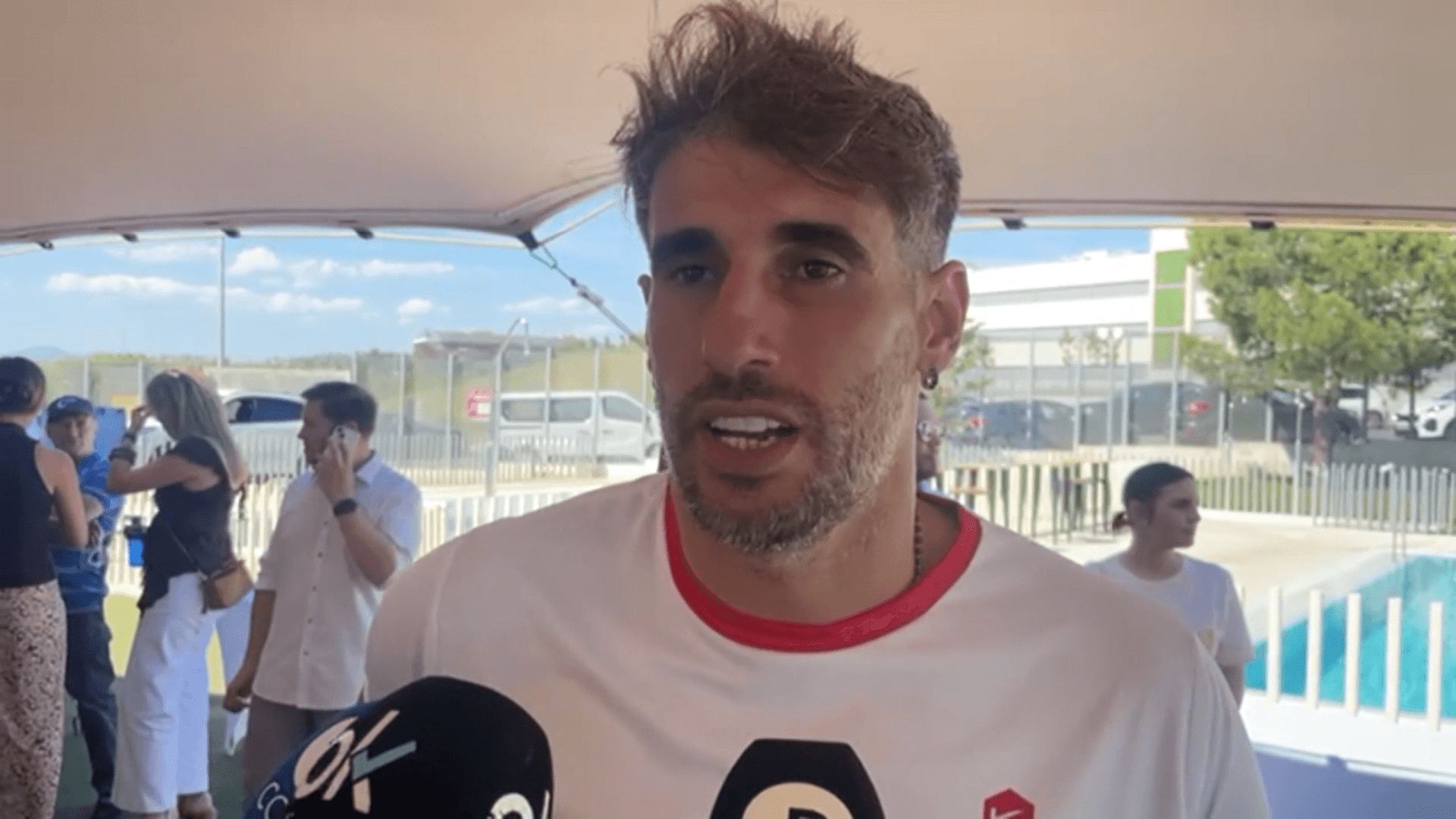  Javi Martínez atiende a la prensa en un torneo de pádel.