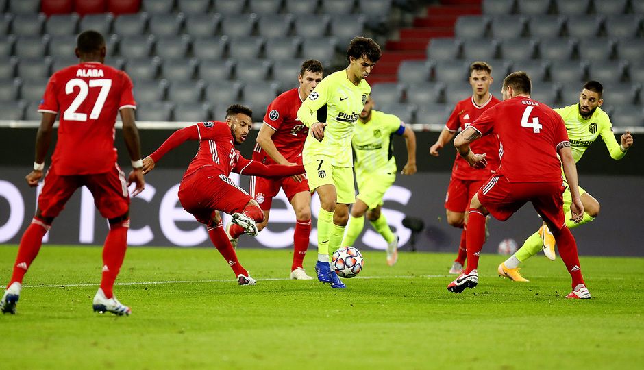  Joao Félix, rodeado de jugadores del Bayern.