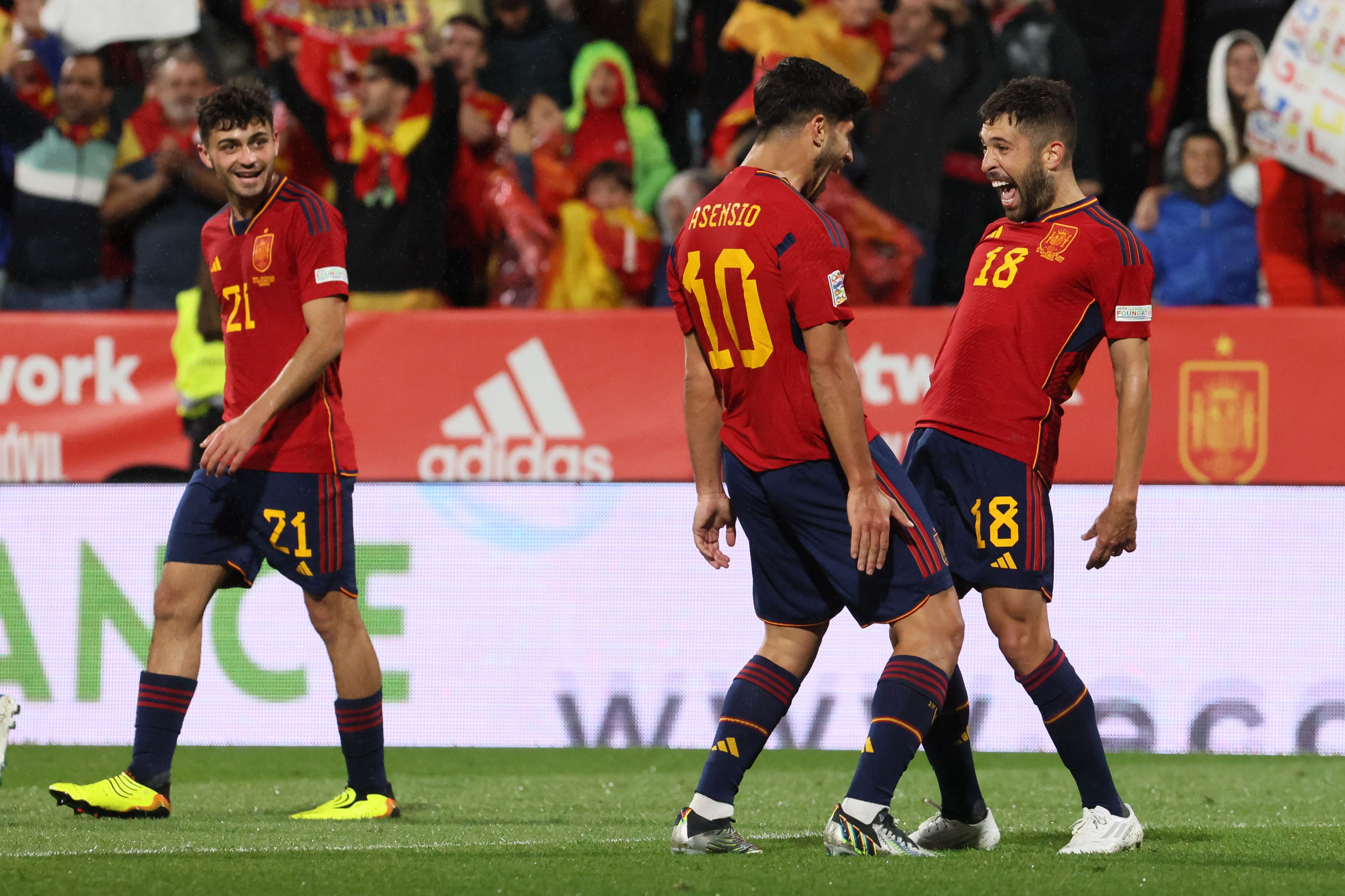 Jordi Alba celebra con Marco Asensio su gol ante Suiza.