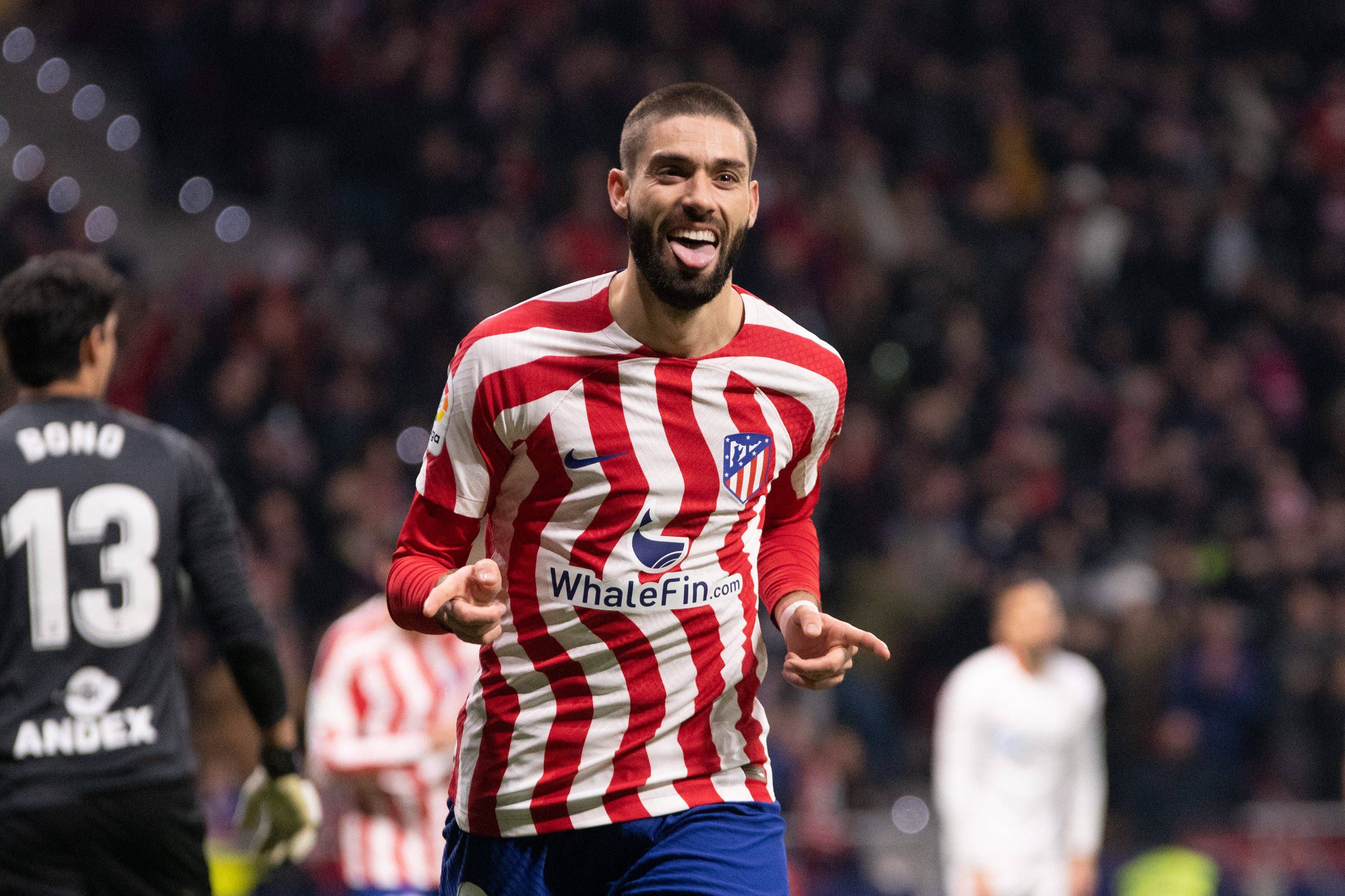  Yannick Carrasco celebra su gol en el Atlético-Sevilla.