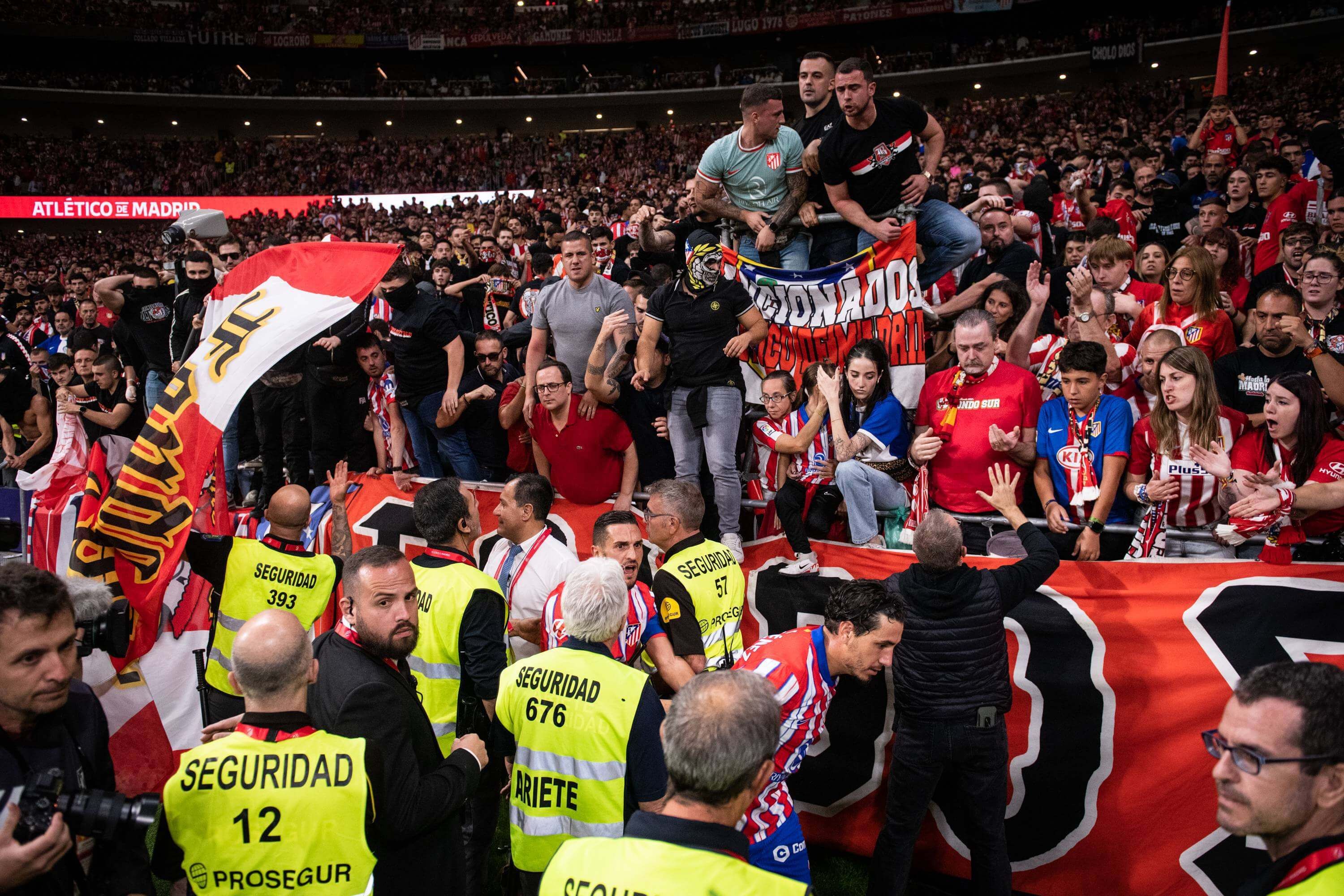 Koke y Giménez hablan con la grada en el derbi Atlético - Real Madrid.