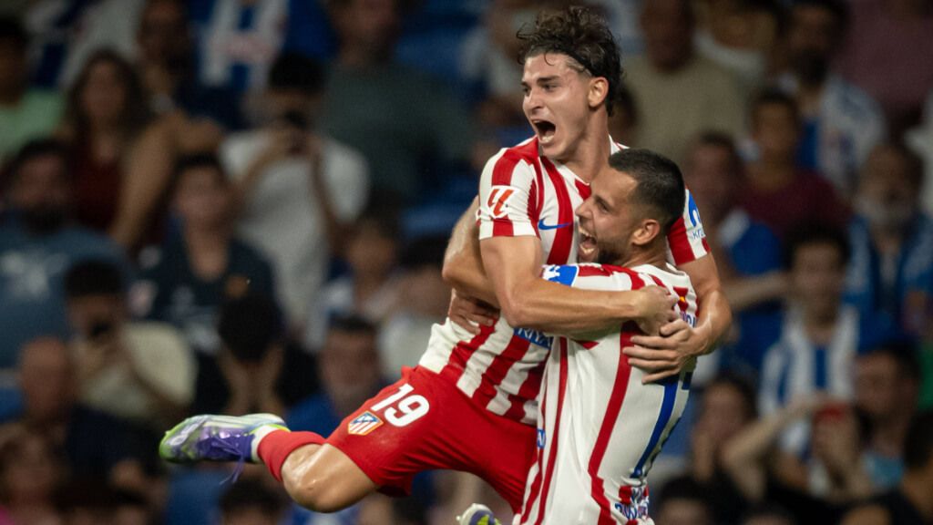  Julián Álvarez y Hancko celebran un gol frente al Espanyol (Cordon Press)