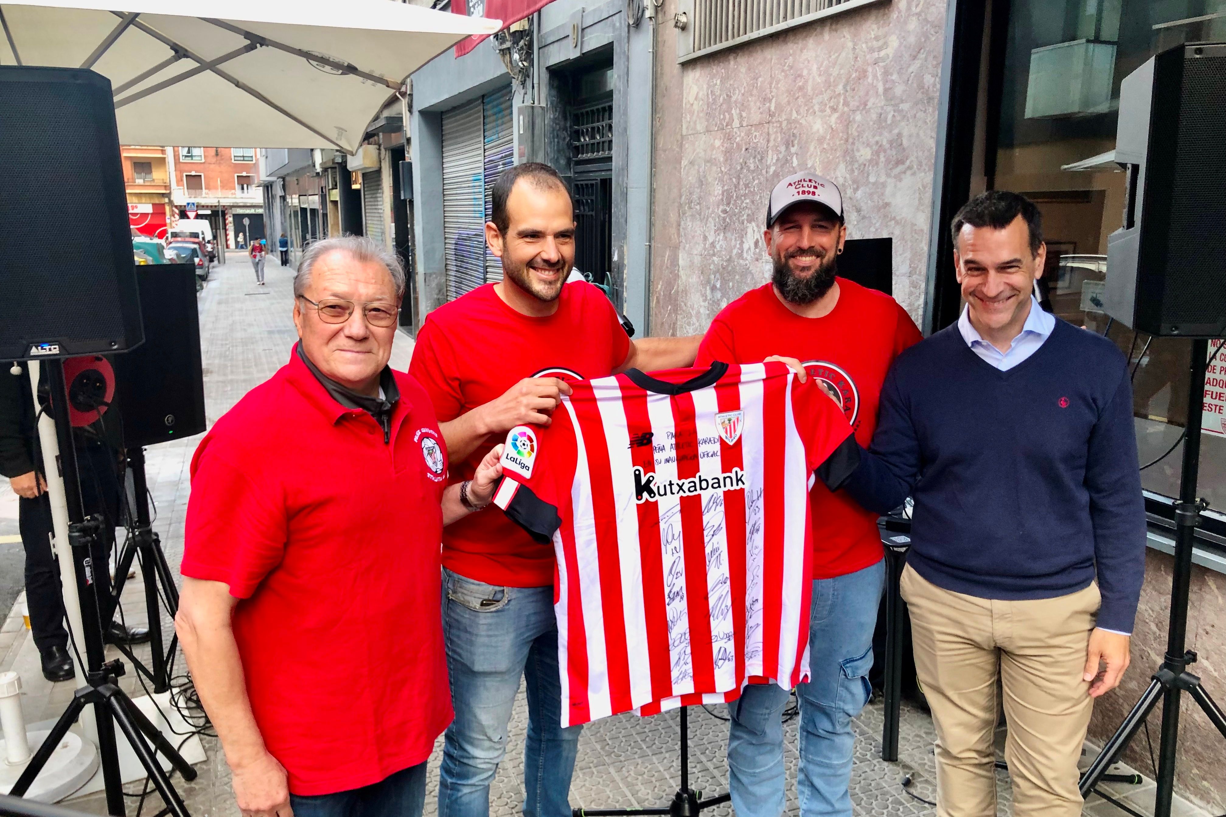 Manolo Delgado y Gorka Cubes con Jon Mendiburu y Gontzal Petralanda en la Peña Athletic Karajo!.