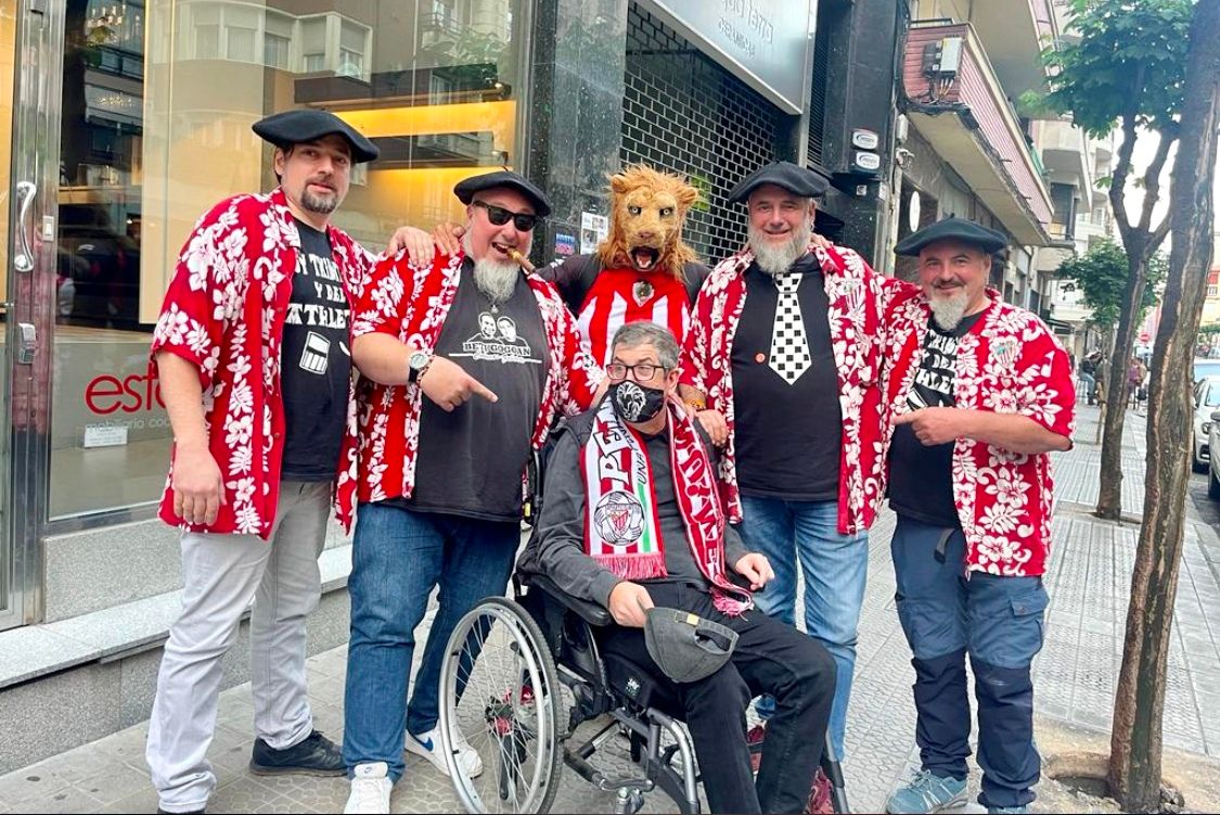 Pedigrí zurigorri: Los Artaburus, el León Belga y Kepa Junkera en la fiesta de la oficialidad de la Peña Athletic Karajo!.
