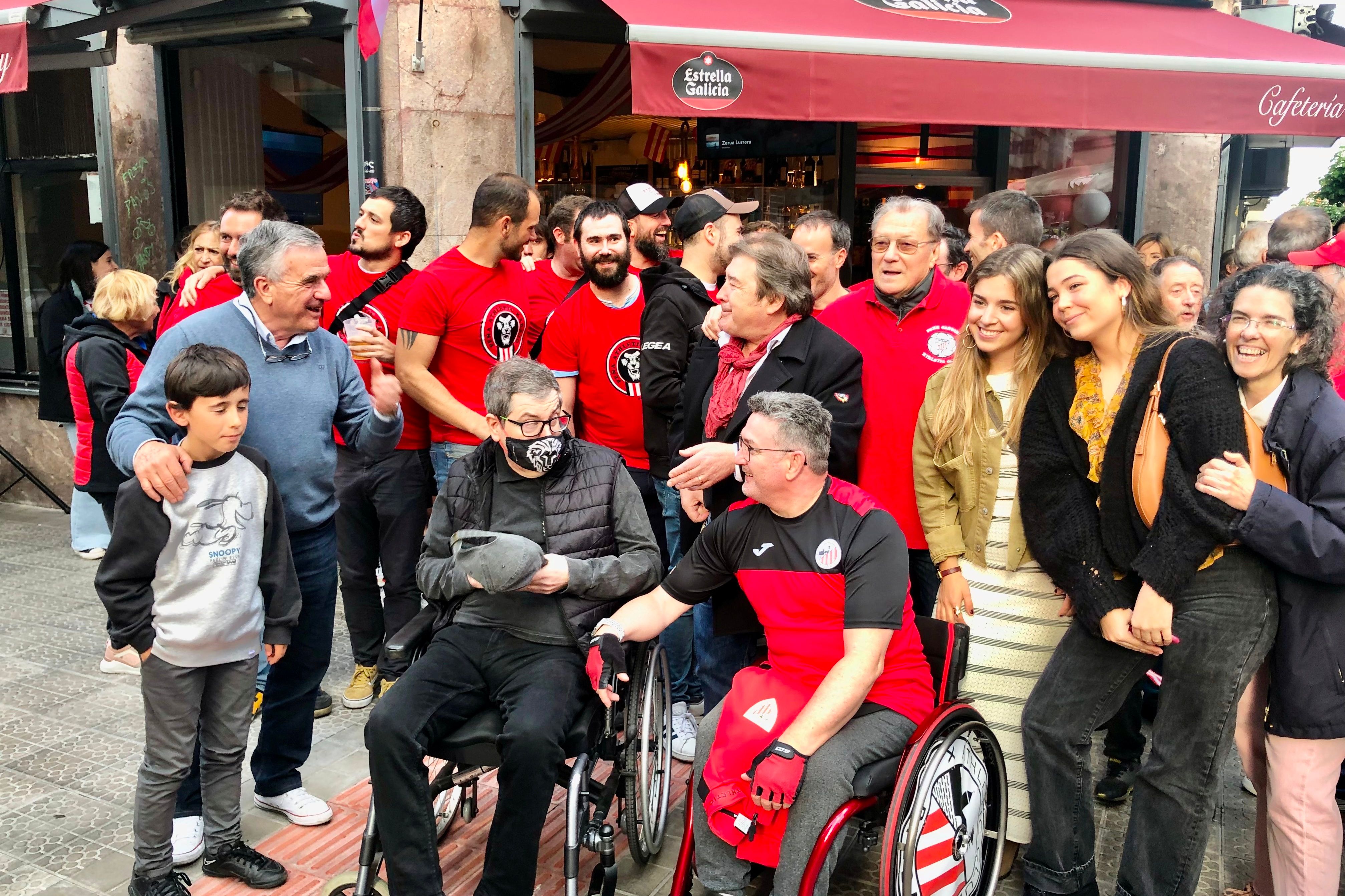 Dani, Manolo Delgado, Iñaki Basabe y compañía agasajan al gran Kepa Junkera.