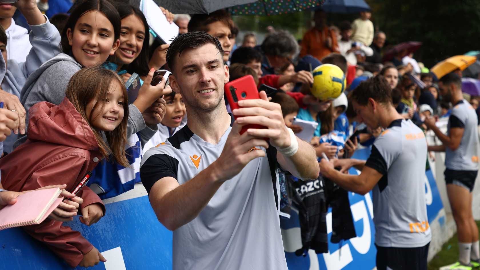  Kieran Tierney se hace una foto con unas aficionadas de la Real.