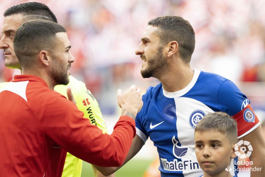 Koke, en el saludo durante el Atlético-Mallorca.