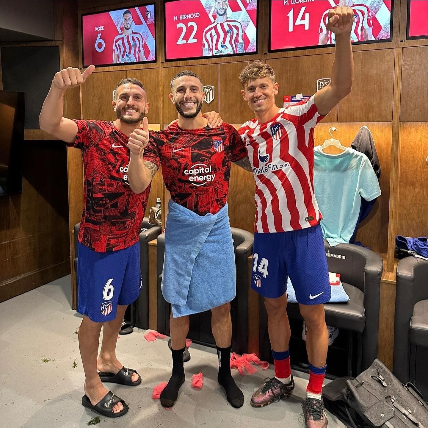  Koke, Mario Hermoso y Marcos Llorente celebran la victoria del Atlético ante el Valencia.
