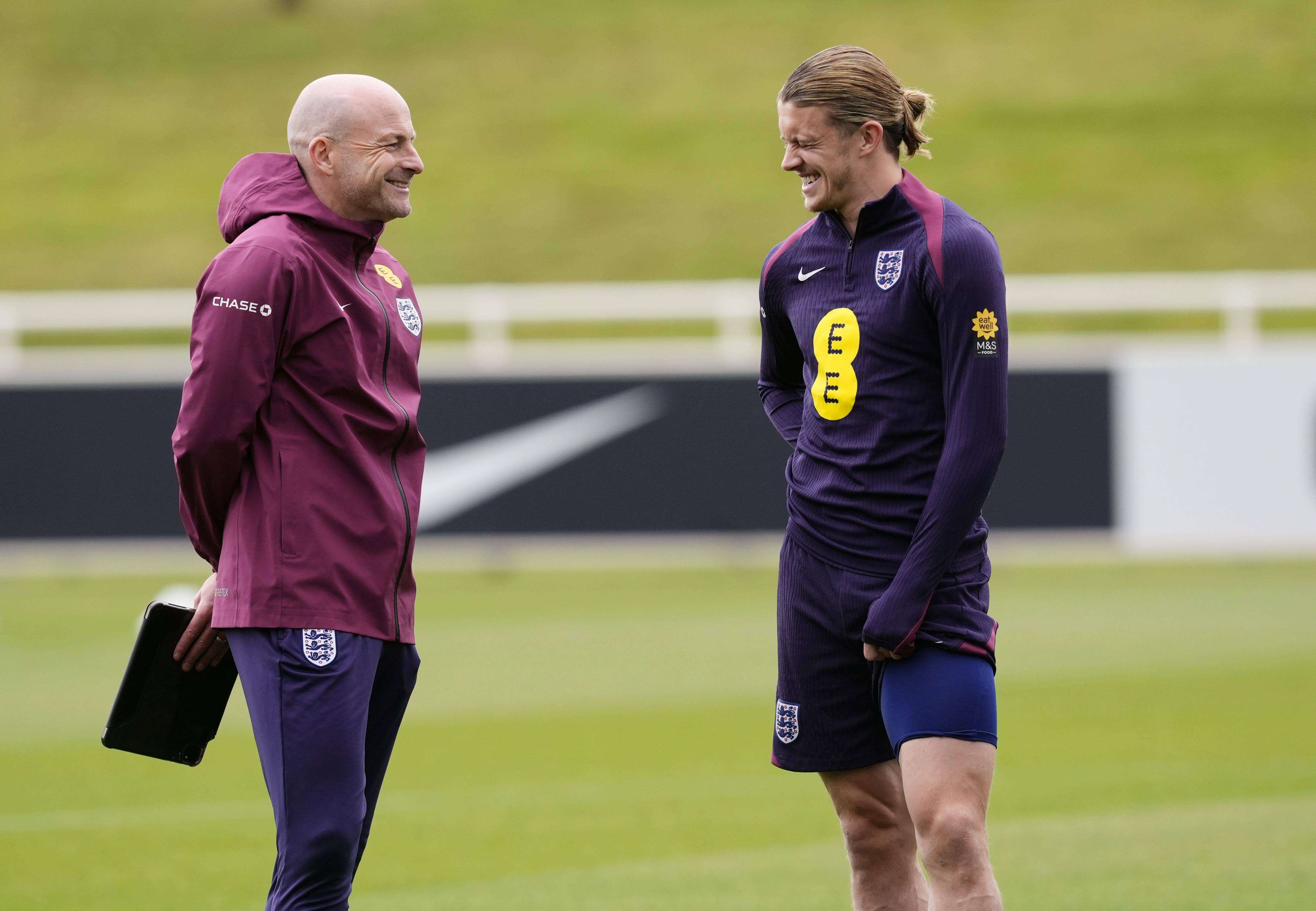 Lee Carsley y Conor Gallagher, en un entrenamiento con Inglaterra.